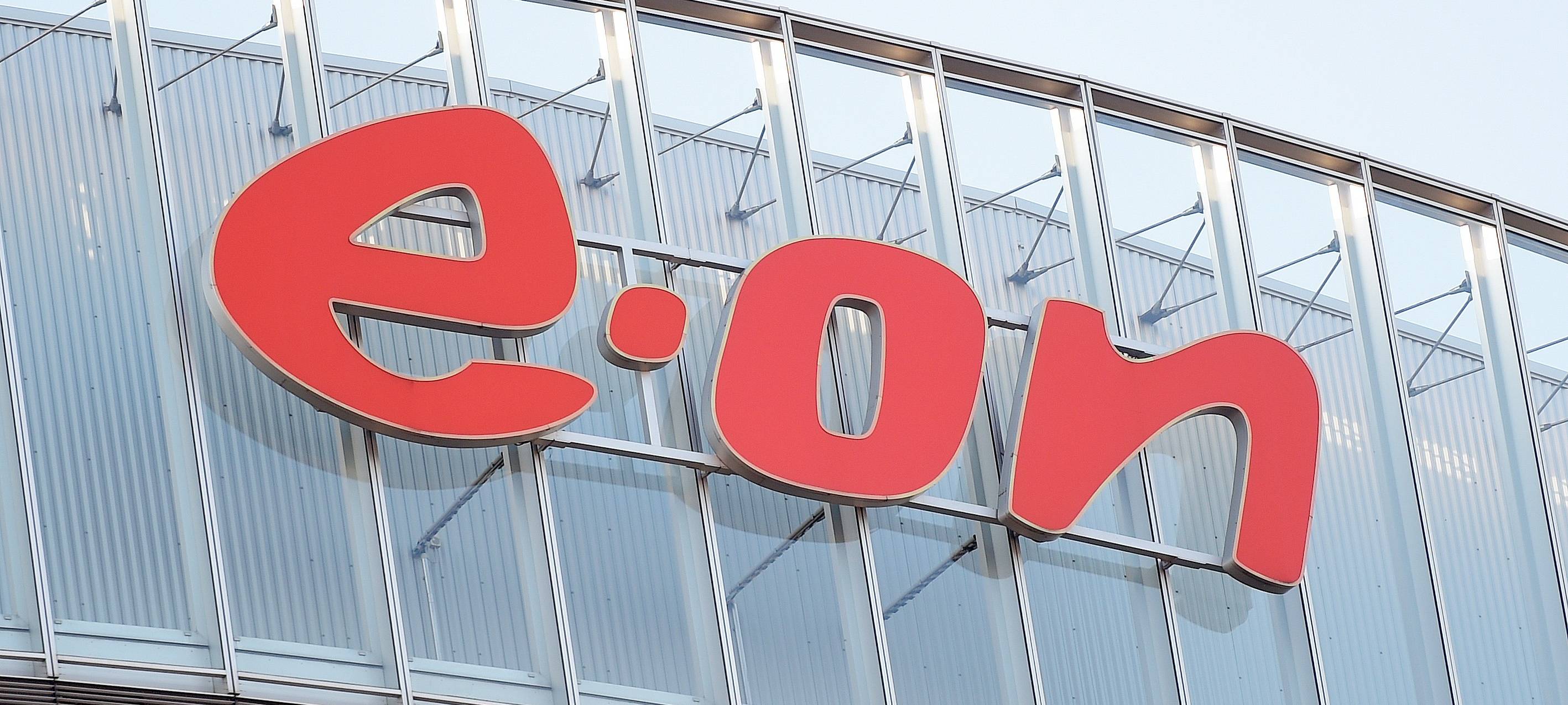 Das e.on-Logo an der Firmenzentrale in Essen.