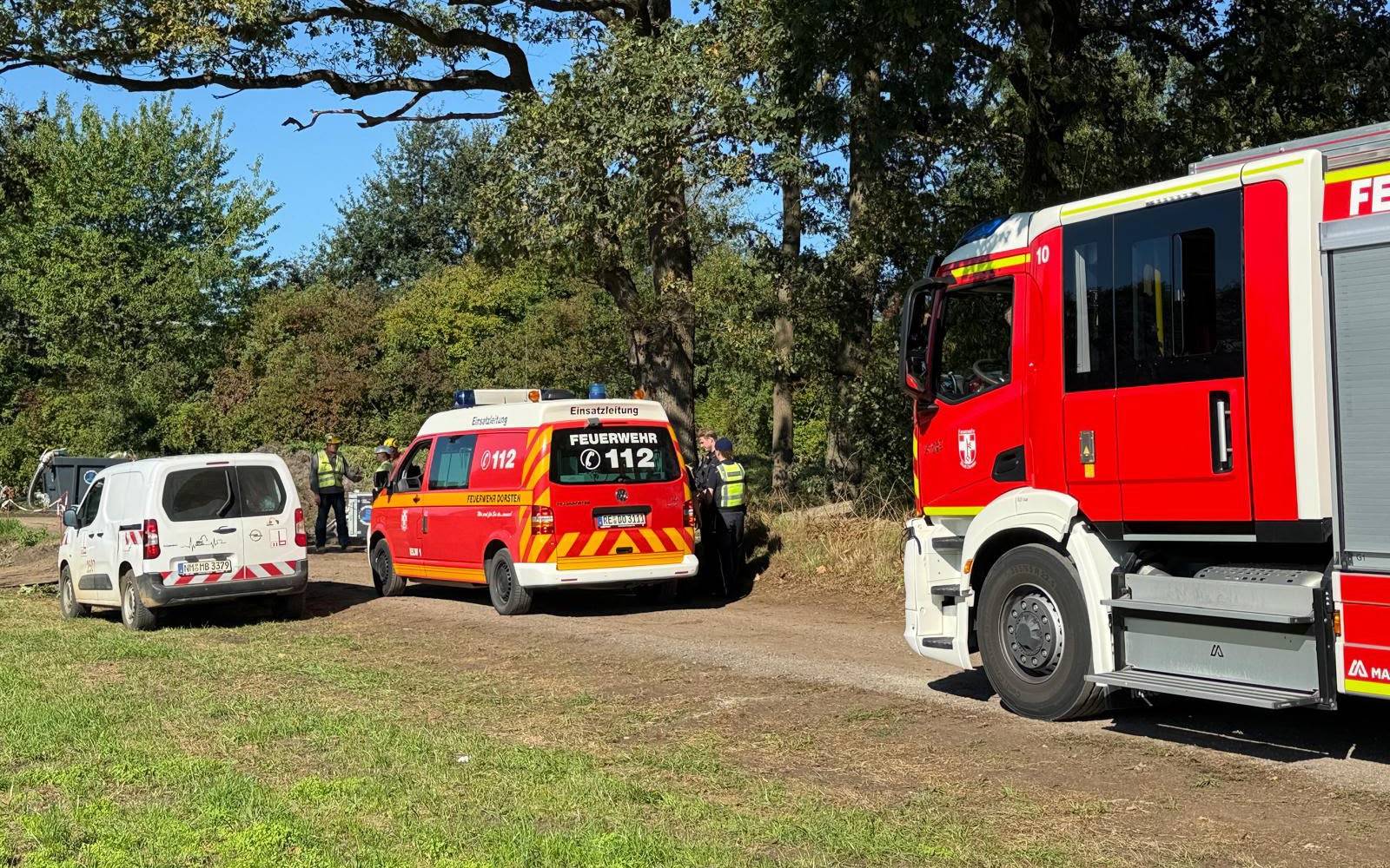 Bei Bauarbeiten für eine Wasserstoffleitung in Dorsten ist eine Phosphor-Granate gefunden worden. Aus dem Sprengkörper drang weißer Rauch - Einsatzkräfte sind vor Ort.