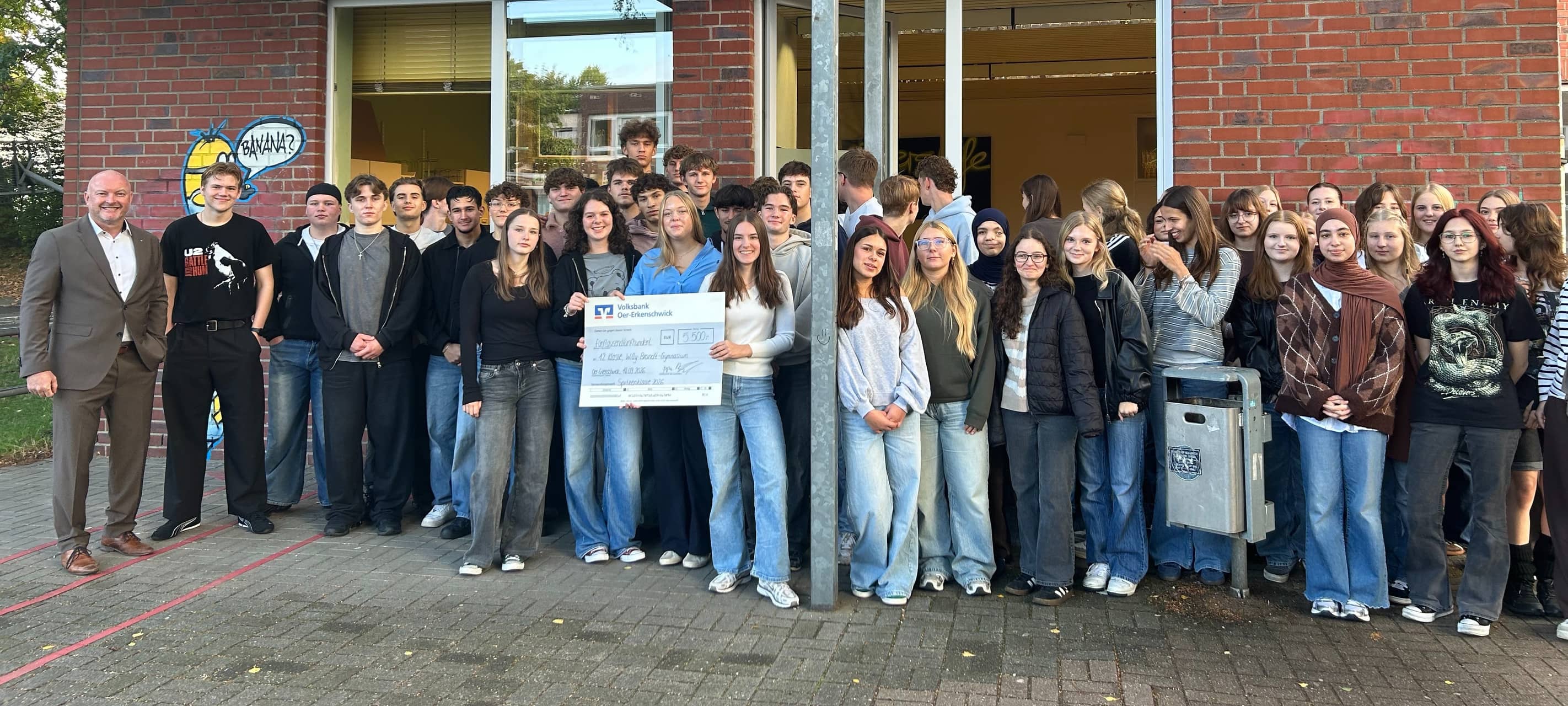 Die erste Klasse für unsere Aktion "Kohle für die Klassenkasse" ist die 12. Klasse des Willy-Brandt-Gymnasiums in Oer-Erkenschwick. Sie haben den Stufenraum in einer Woche komplett umgestaltet. Glückwunsch zu 5.500 Euro an die Klasse!!
