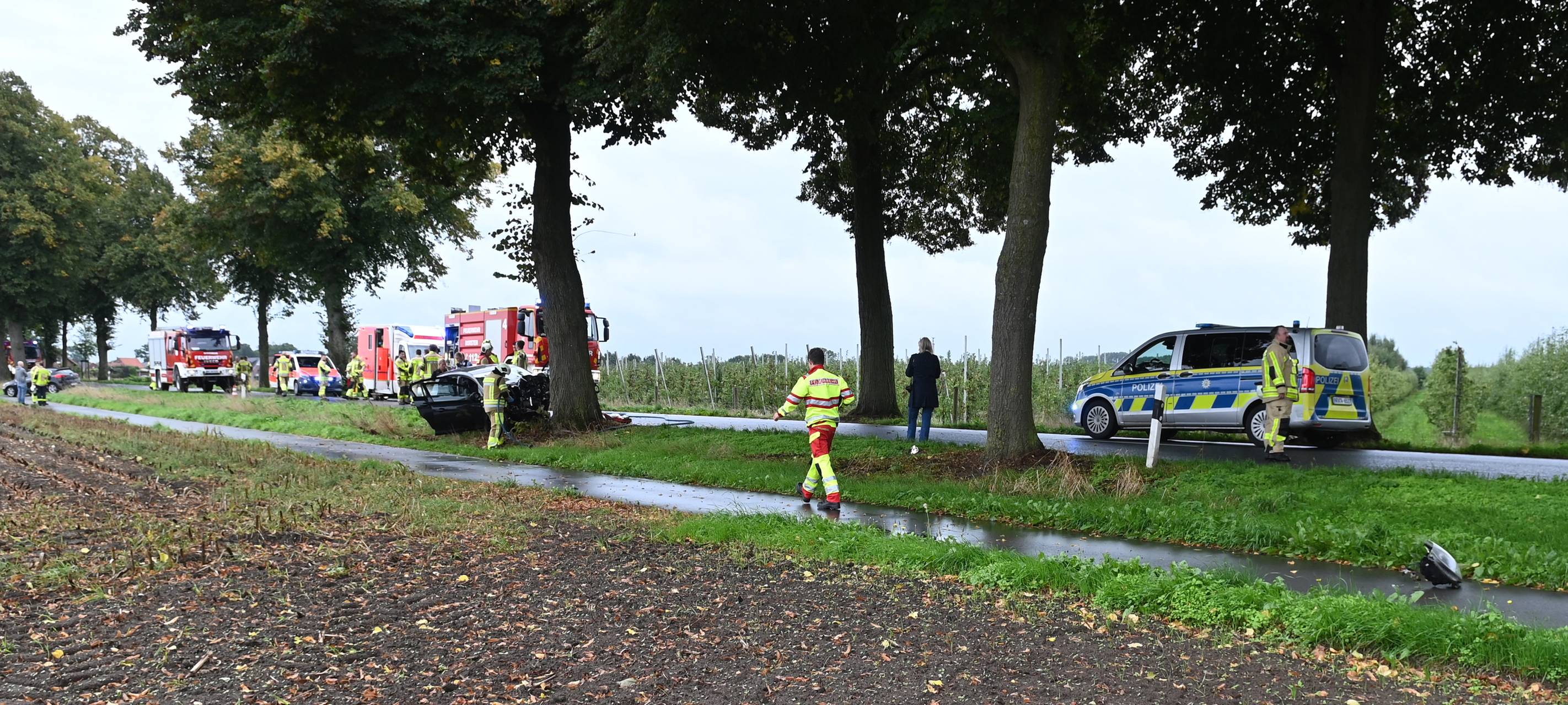Die Wucht des Aufpralls war so groß, dass Trümmerteile meterweit durch die Luft flogen.