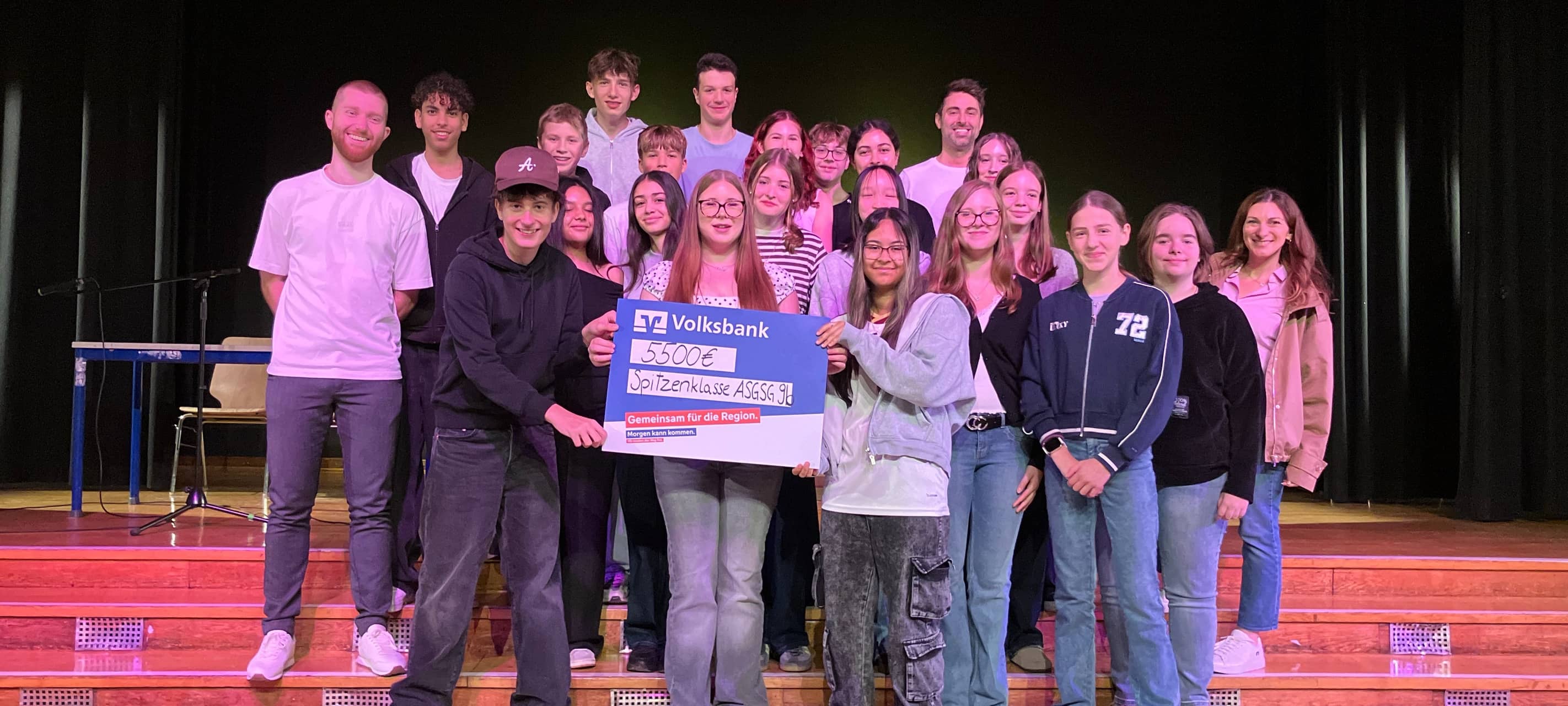 Kohle für die Klassenkasse! Die 27 Schülerinnen und Schüler der Albert-Schweitzer-Geschwister-Scholl-Gymnasiums haben die Wochenchallenge „Klassenhit“ gemeistert und gewinnen 5.500 Euro von den Volksbanken in der Region. Herzlichen Glückwunsch!