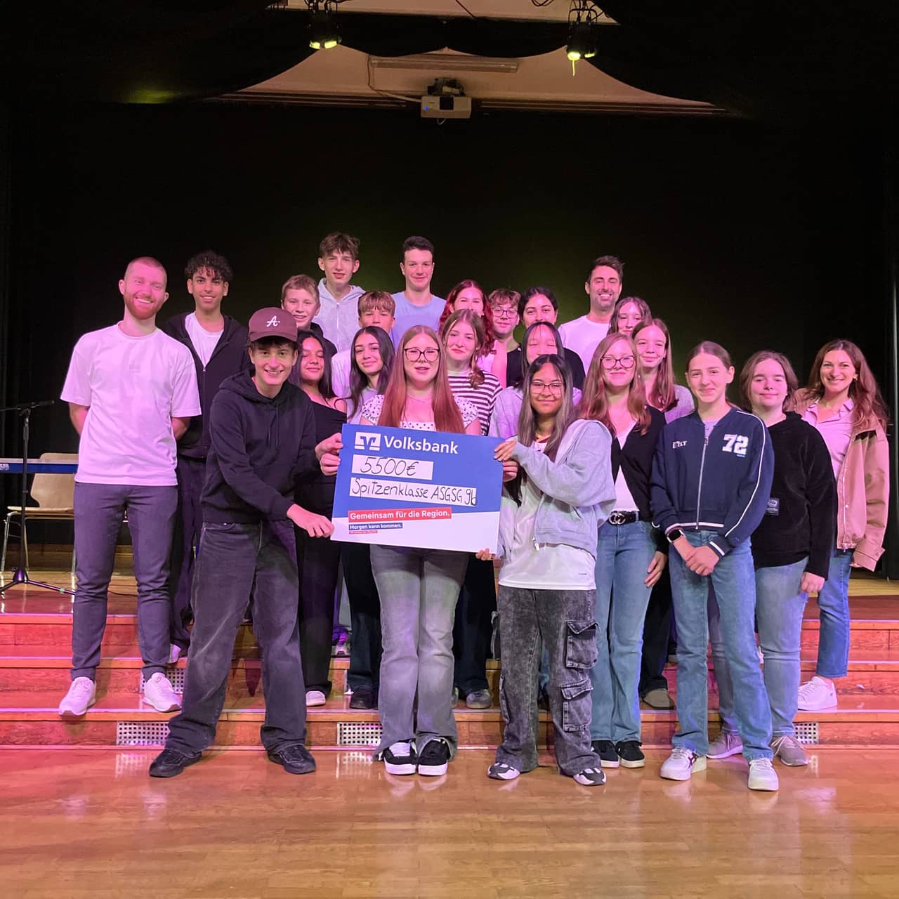 Kohle für die Klassenkasse! Die 27 Schülerinnen und Schüler der Albert-Schweitzer-Geschwister-Scholl-Gymnasiums haben die Wochenchallenge „Klassenhit“ gemeistert und gewinnen 5.500 Euro von den Volksbanken in der Region. Herzlichen Glückwunsch!