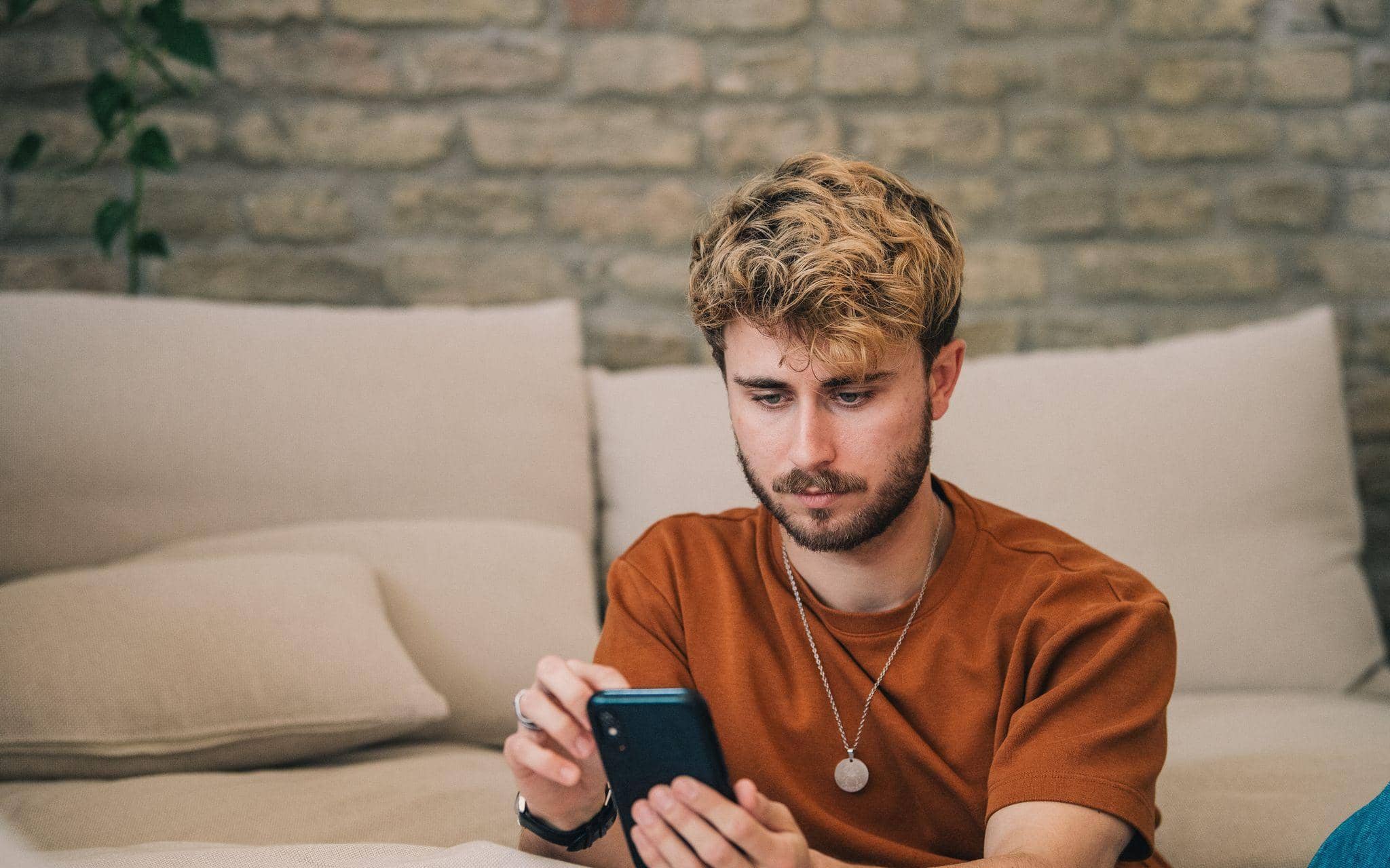 Ein junger Mann bedient sein Smartphone