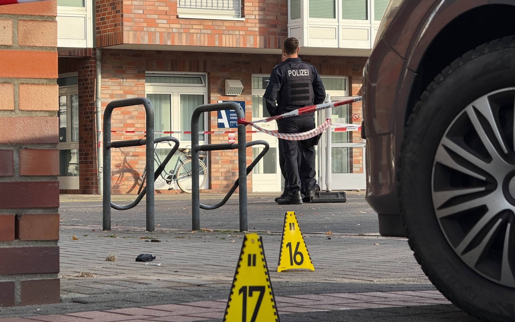 In einer Teestube an der Karlstraße in Marl sind in der Nacht Schüsse gefallen - ein Mann ist tödlich verletzt worden. Eine Mordkommission ermittelt.