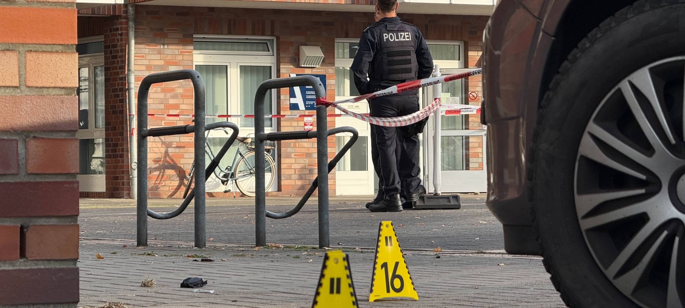 In einer Teestube an der Karlstraße in Marl sind in der Nacht Schüsse gefallen - ein Mann ist tödlich verletzt worden. Eine Mordkommission ermittelt.