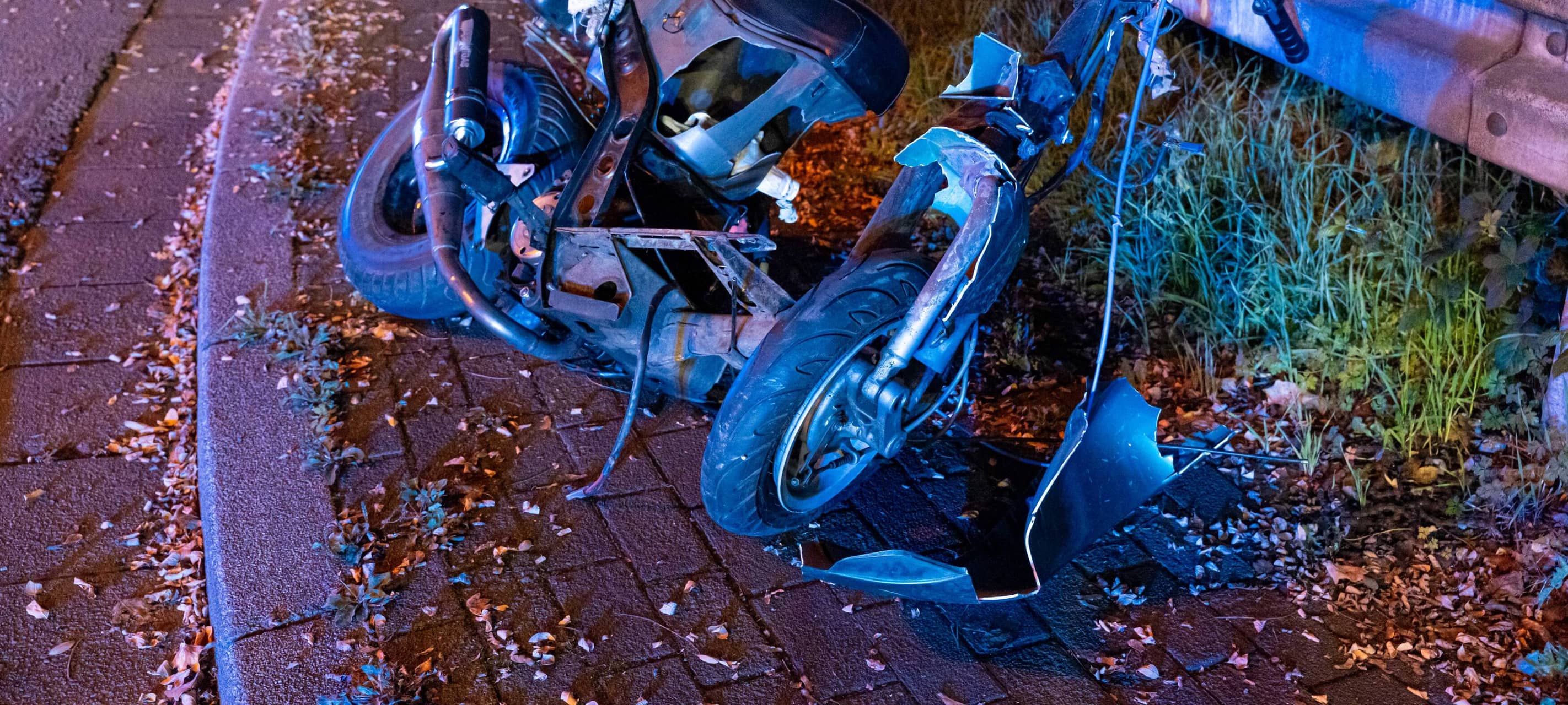 Der Roller wurde durch den Zusammenstoß mit dem Auto in Recklinghausen stark beschädigt.