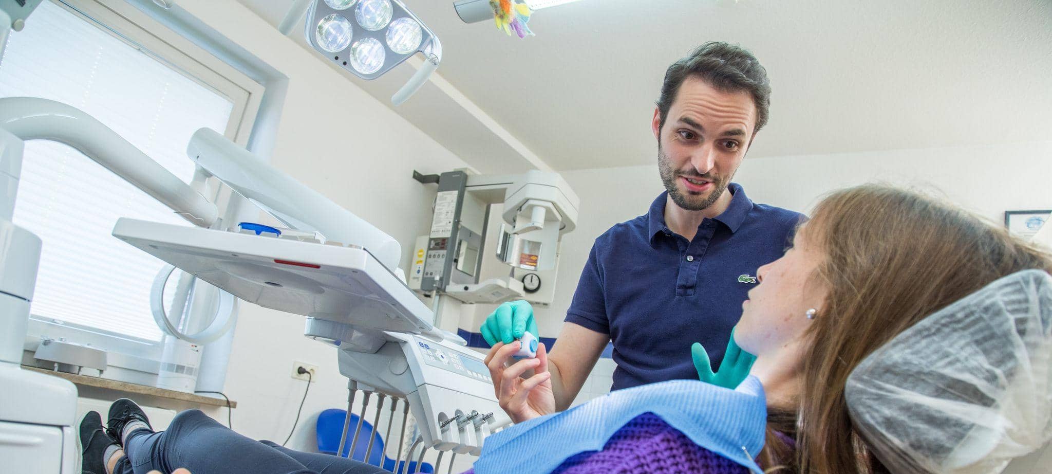 Eine Patientin beim Zahnarzt