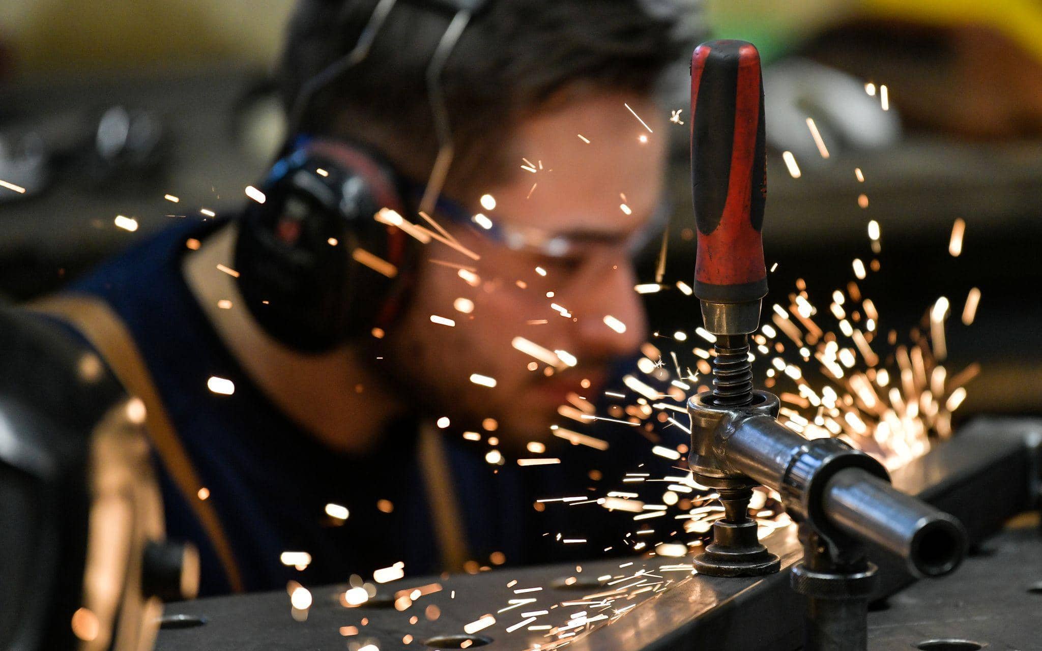 Ein Auszubildender in einer Metallbau-Werkstatt