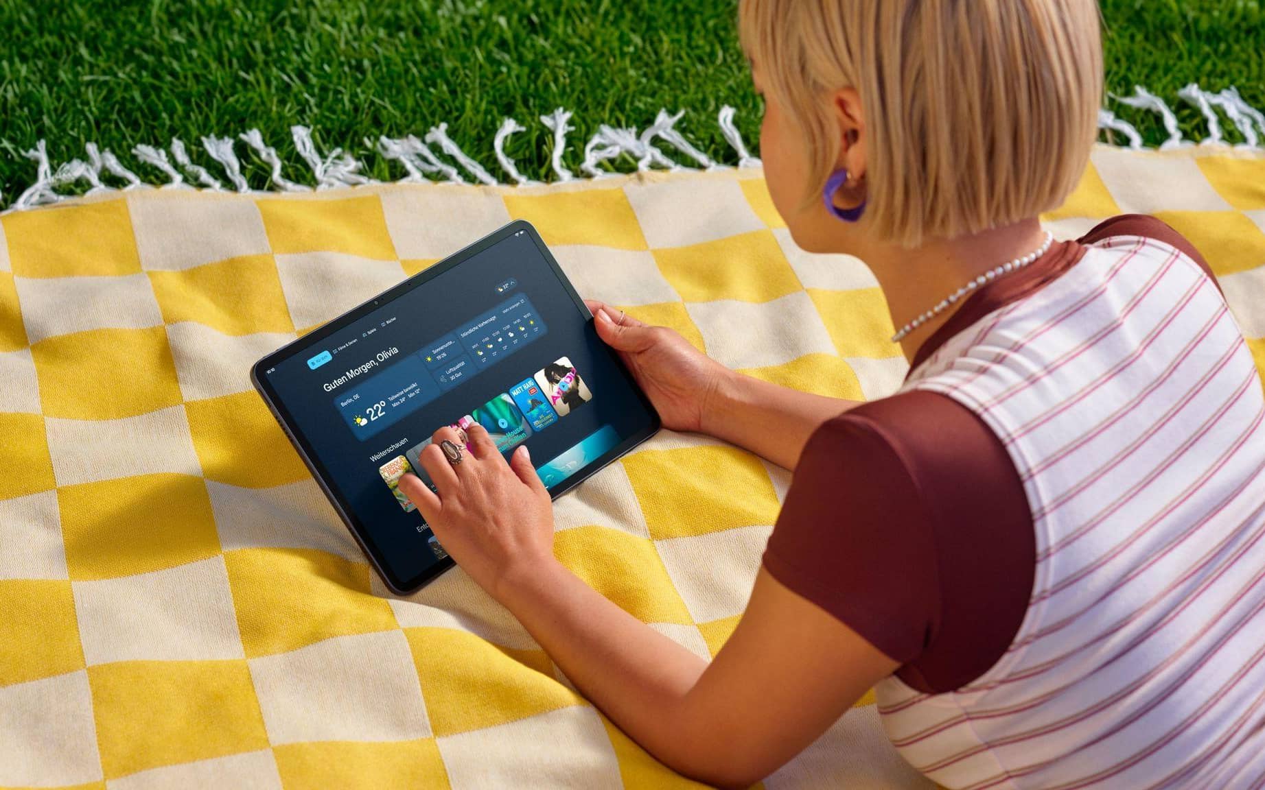 Eine Frau mit Amazon Alexa Tablet 12