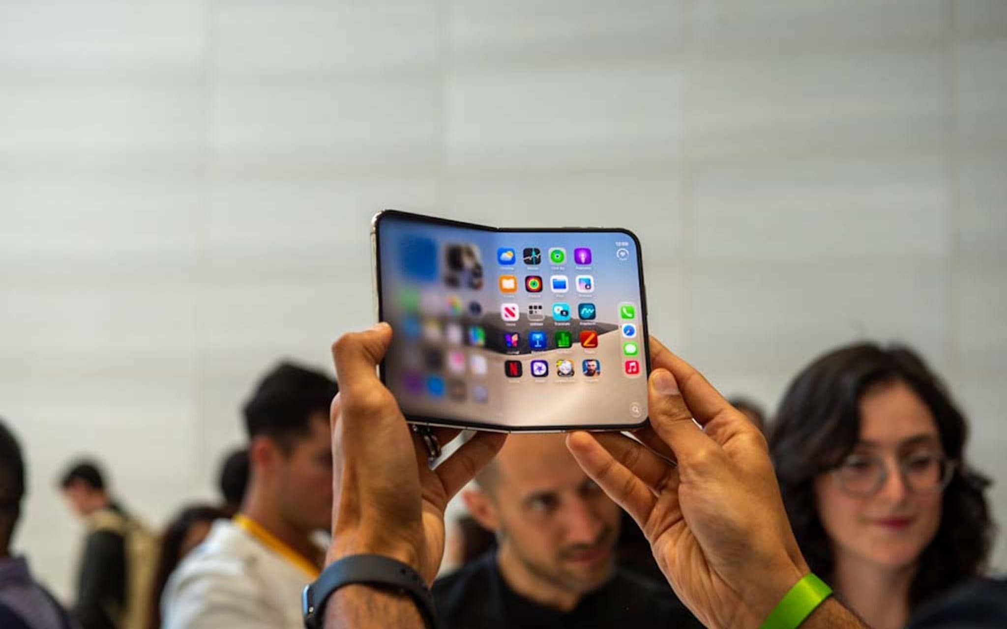 Apple iPhone Duo wird zugeklappt
