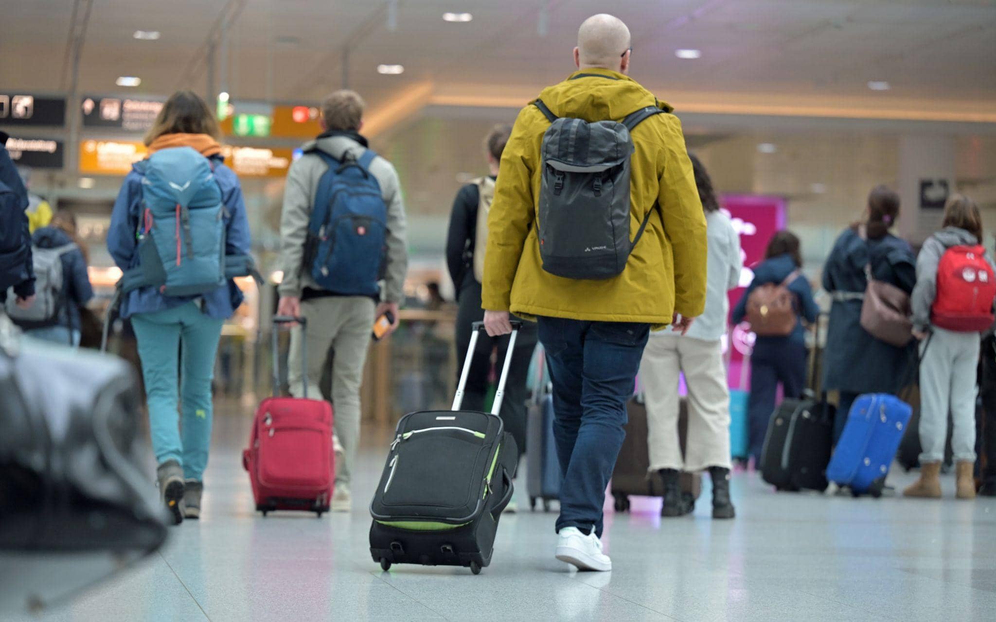Reisegäste gehen zum Check-in am Flughafen.