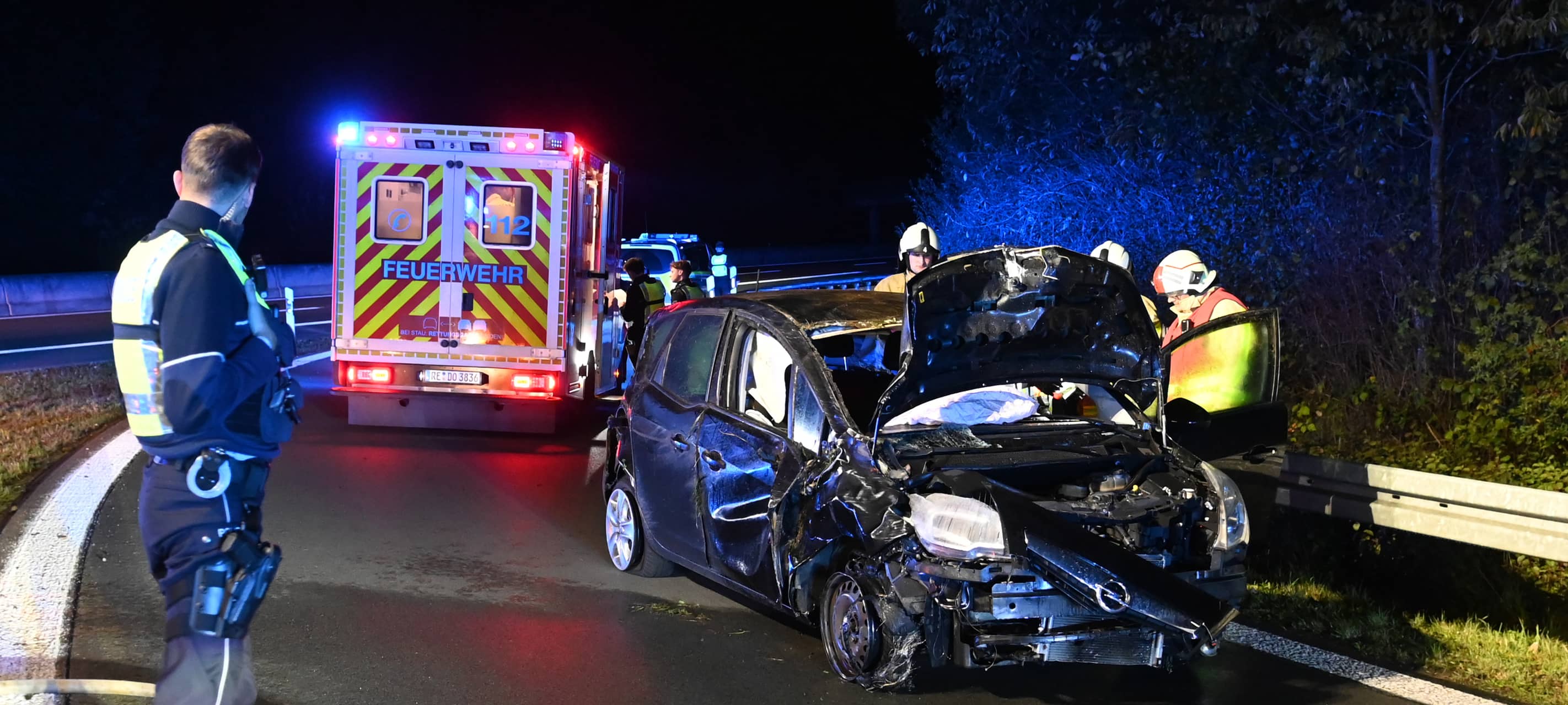 Ein 62-Jähriger überschlägt sich mit seinem Auto auf der A 31 bei Dorsten - und fährt danach als Geisterfahrer weiter. Laut Polizei war der Mann betrunken.