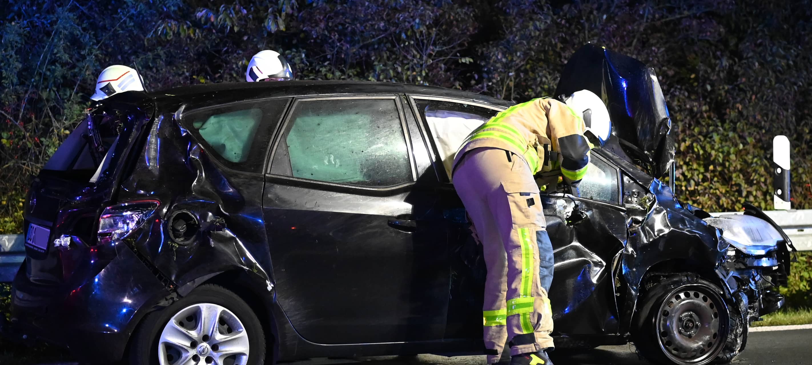 Das Auto wurde bei dem Überschlag völlig zerstört. Trotzdem fuhr der Fahrer noch drei Kilometer in falscher Richtung damit weiter.