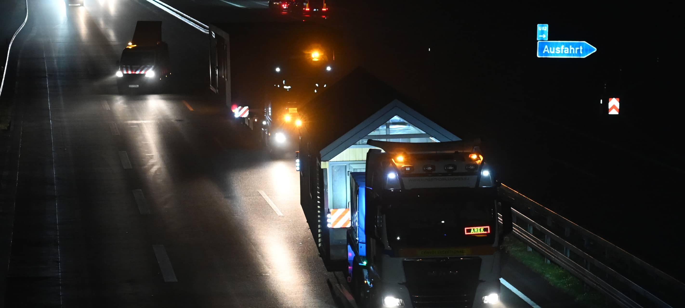 Zwei Atomkraftgegner haben am frühen Mittwochmorgen einen Castor-Transport auf der A31 gestoppt. Die Polizei sperrte die Autobahn bei Dorsten für rund eine Stunde.