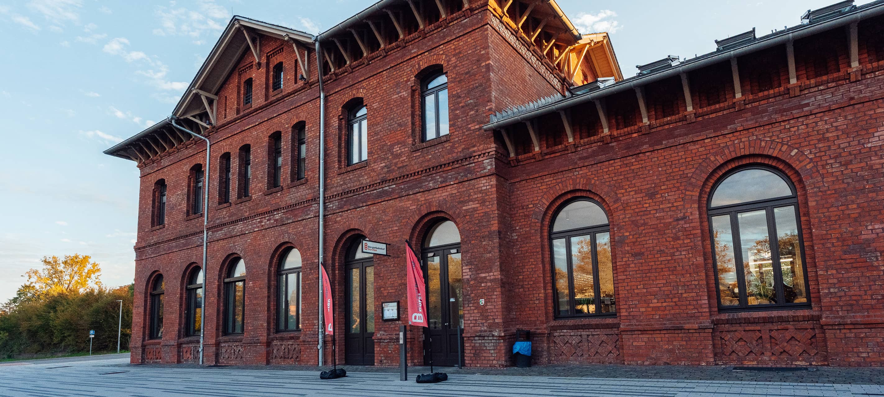 Der Bürgerbahnhof Dorsten trägt jetzt den Titel NRW-Wanderbahnhof 2026. Er ist Startpunkt für Wanderungen im Naturpark Hohe Mark.
