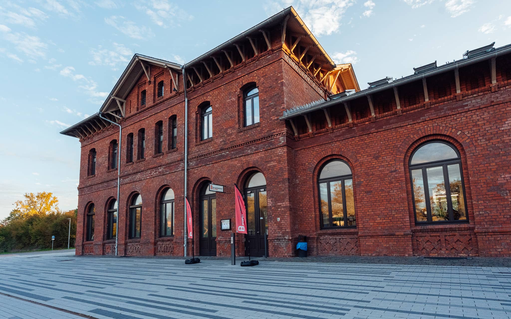 Der Bürgerbahnhof Dorsten trägt jetzt den Titel NRW-Wanderbahnhof 2026. Er ist Startpunkt für Wanderungen im Naturpark Hohe Mark.
