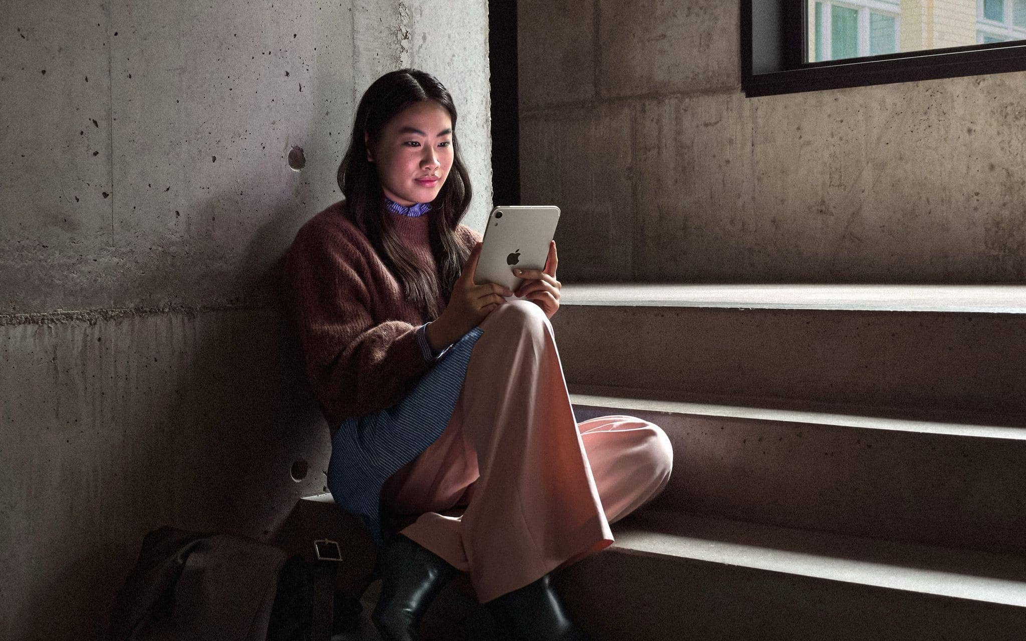 Eine Frau nutzt das Apple iPad-mini