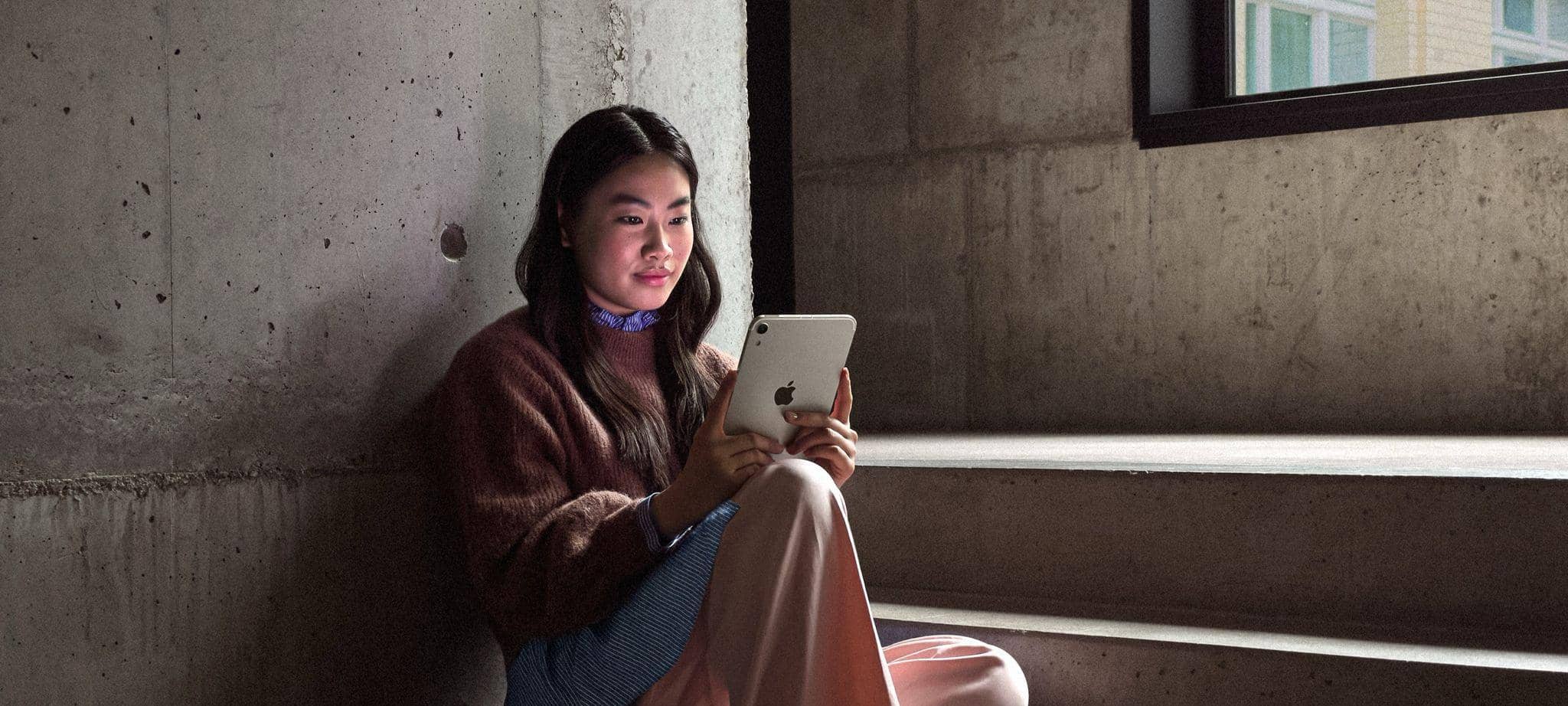 Eine Frau nutzt das Apple iPad-mini