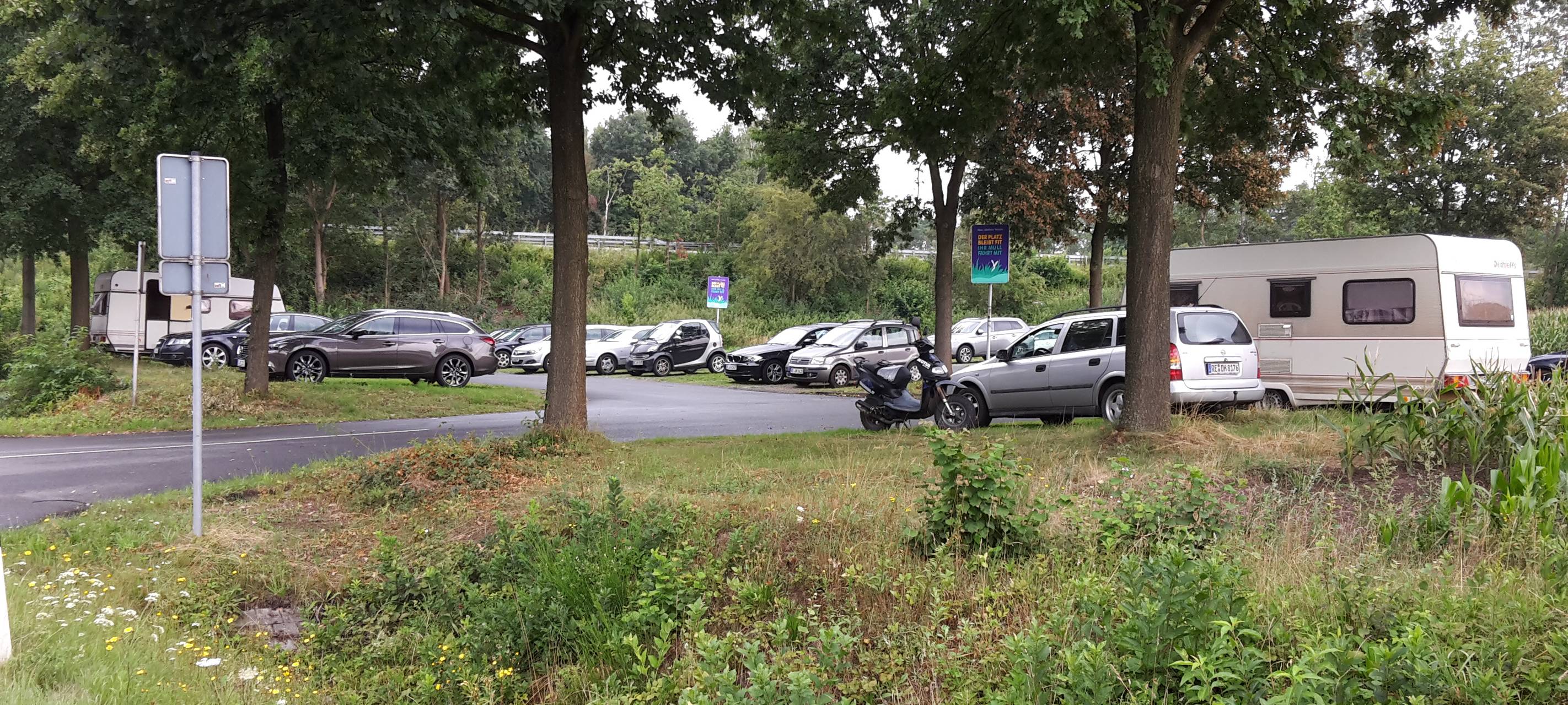 Wohnwagen am Pendlerparkplatz an der A52 in Marl