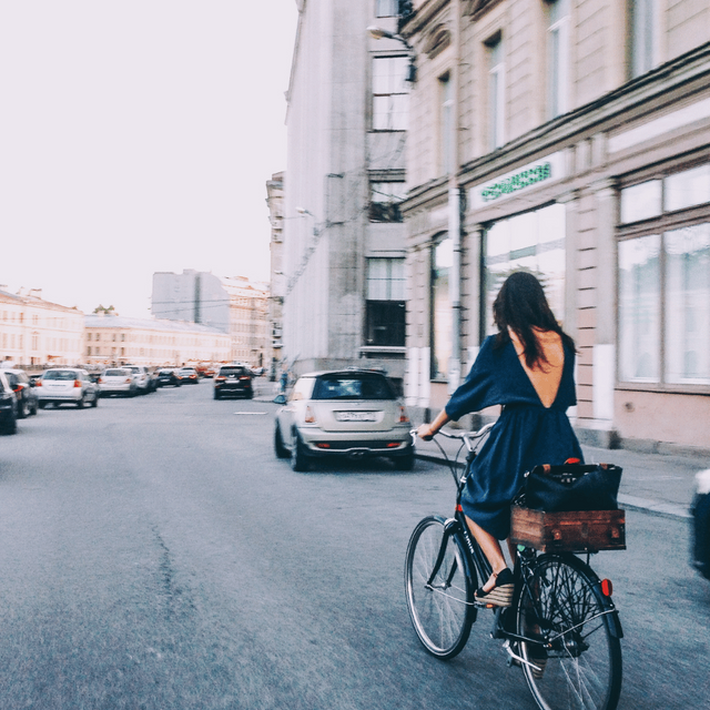 Symbolbild: Fahrradfahrerin auf der Straße