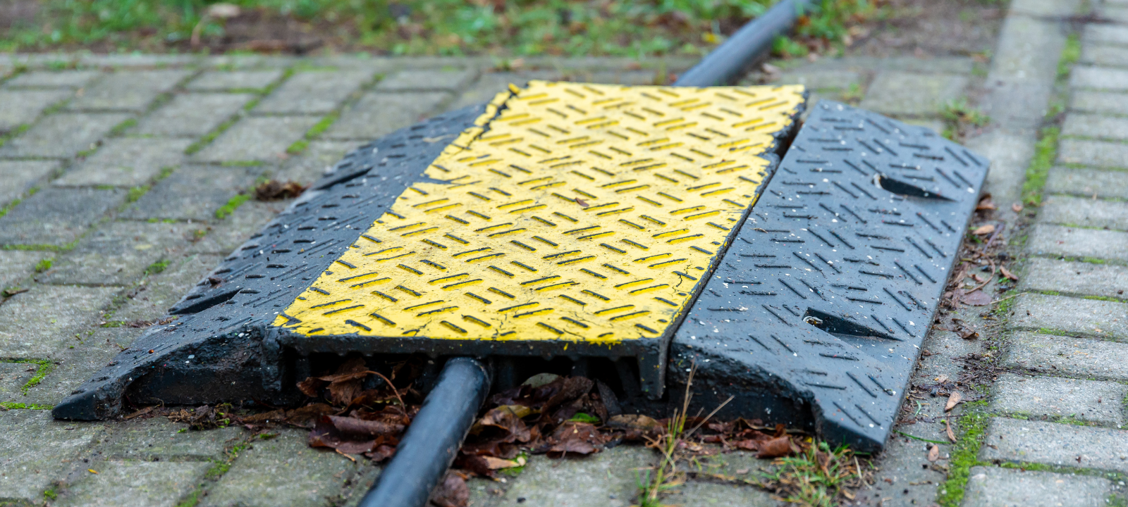 Schalke-Fan klaut Schwarz-Gelbe Kabelbrücken