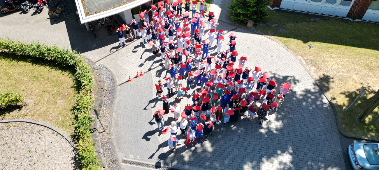 Aus Protest gegen die gestiegenen Kosten zeigen die Mitarbeiter des Dorstener St. Elisabeth Krankenhauses die Rote Karte.
