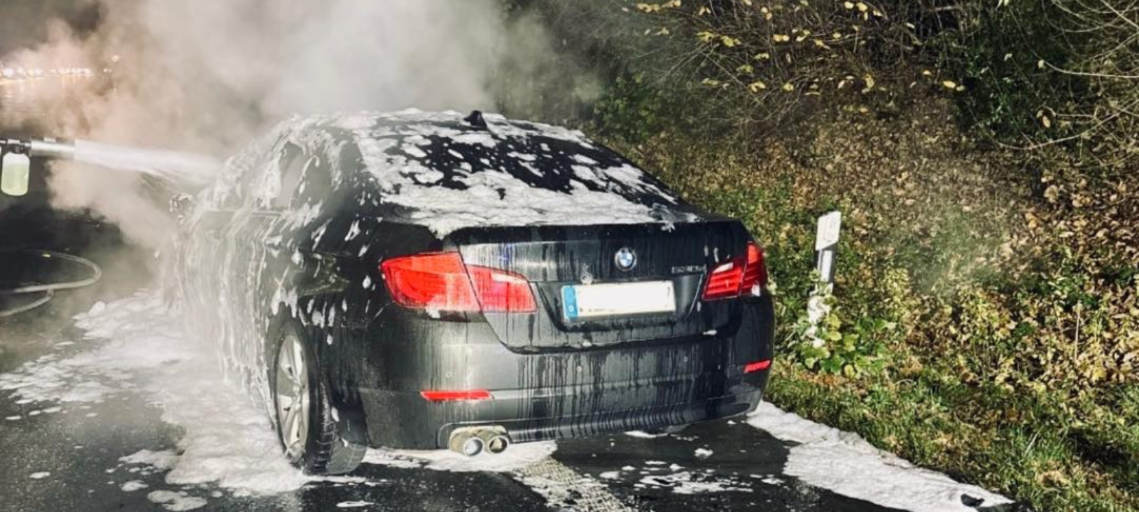 Auf der L511: Auto geht in Flammen auf