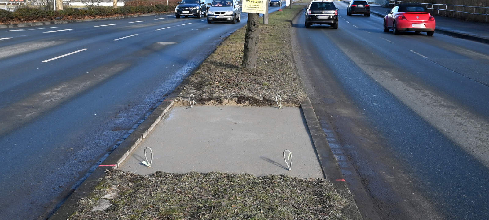 Auf der Mittelinsel der B224 in Dorsten wurde ein Betonfundament gegossen
