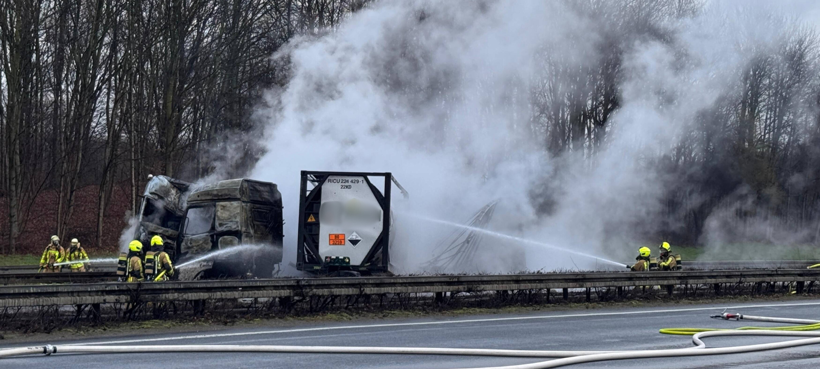 Ein völlig zerstörter und ausgebrannter, noch qualmender LKW steht auf der A2 bei Gladbeck