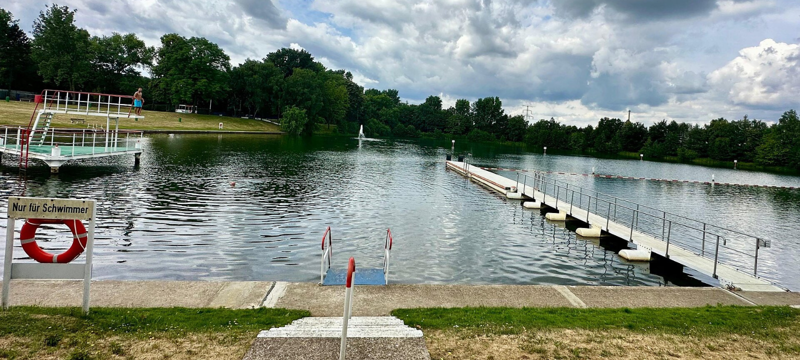 Der Marler Badeweiher vor den Toren des Chemieparks.