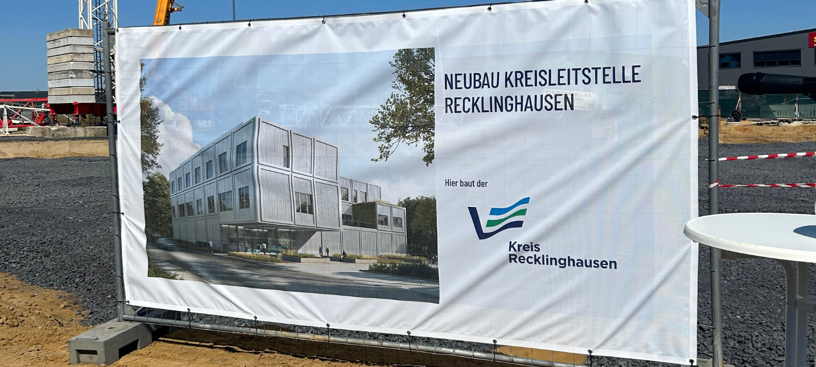 Große Schilder weisen an der B225 in Marl auf den Neubau der Kreisleitstelle hin