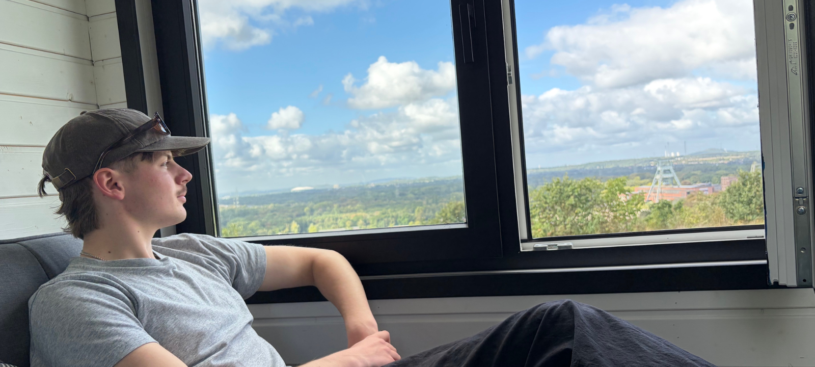 Eine Woche lang lebte Fynn (21) aus Hamburg in einem Tiny House auf der Halde Hoheward in Herten. Sein Fazit: viel grüner und herzlicher als erwartet.