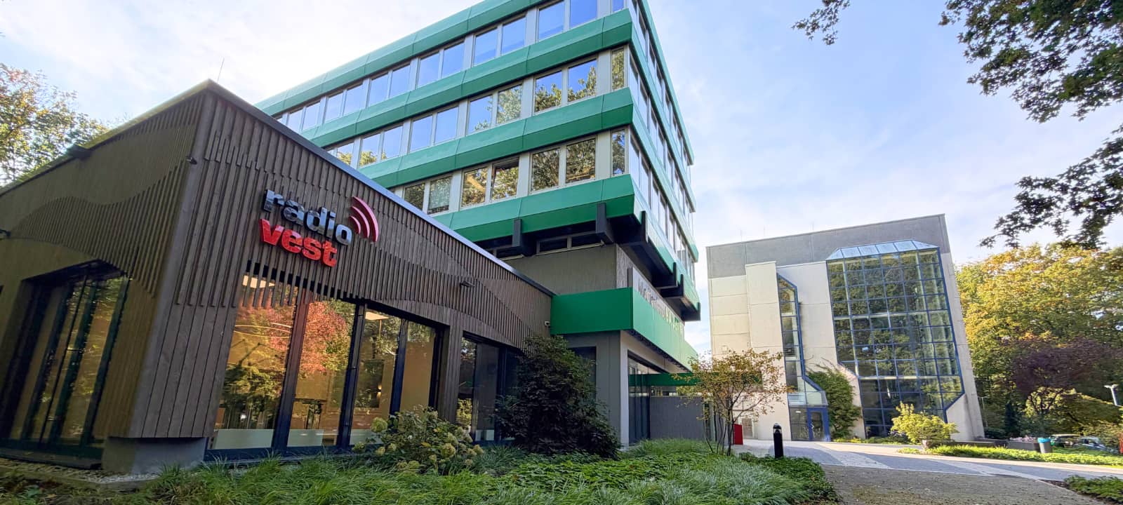 Am 11. Oktober öffnet das Medienhaus Bauer in Marl seine Türen: Radio Vest, die Zeitung und die Druckerei laden zu Führungen und Bühnenprogramm ein. Die Anmeldung ist noch bis Freitag (09.10.26) möglich.