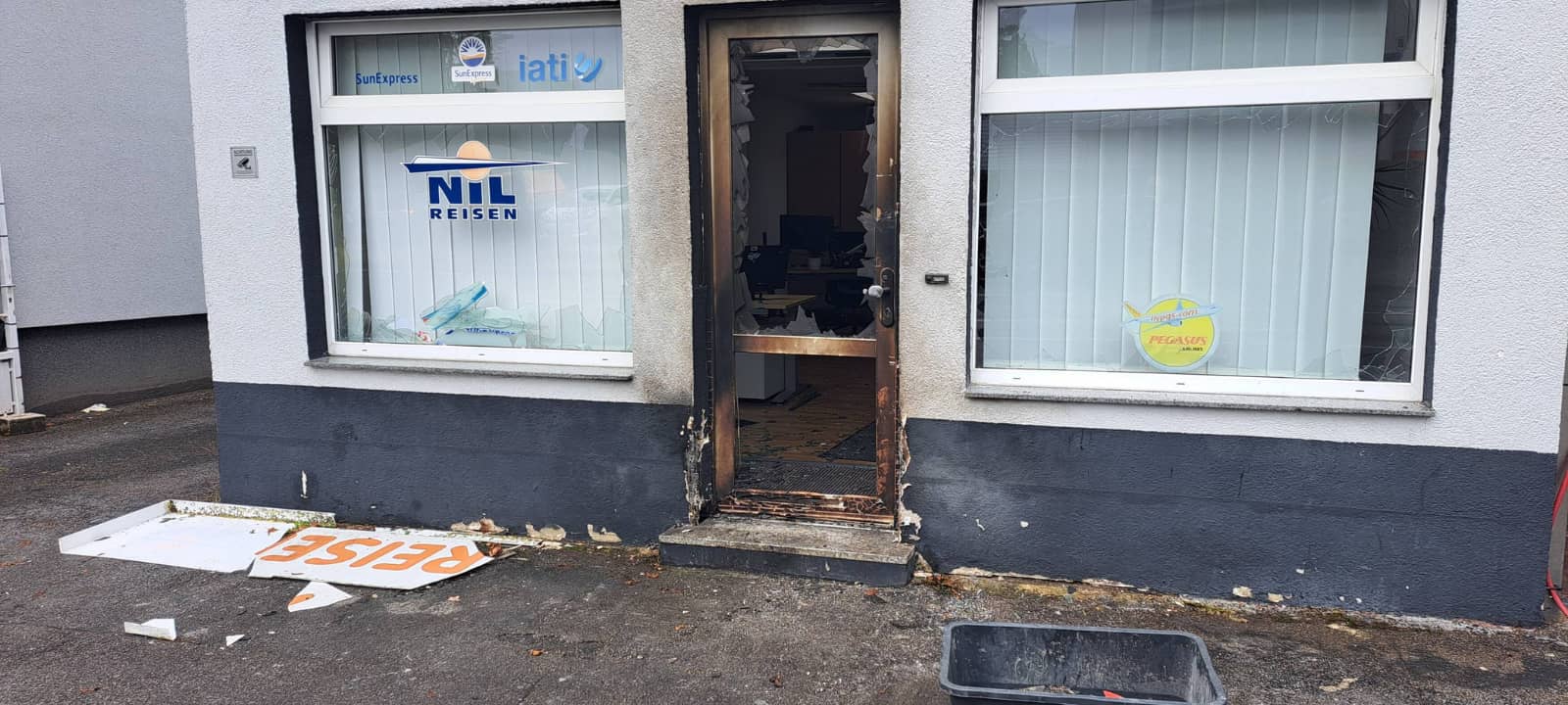 In Marl-Hüls hat eine Explosion einen Ladeneingang beschädigt. Die Polizei sucht Zeugen und prüft Zusammenhänge zu weiteren Straftaten.