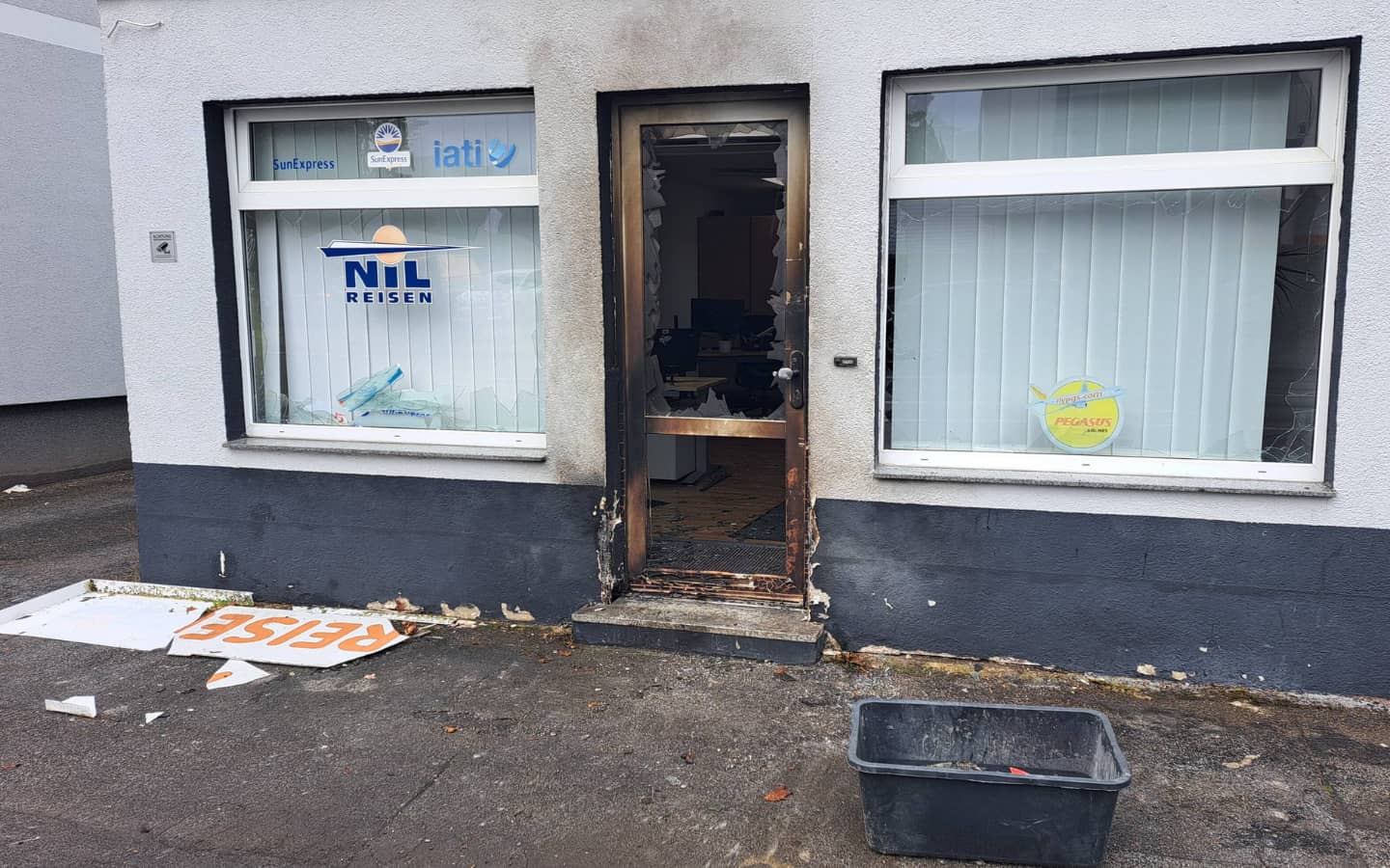 In Marl-Hüls hat eine Explosion einen Ladeneingang beschädigt. Die Polizei sucht Zeugen und prüft Zusammenhänge zu weiteren Straftaten.
