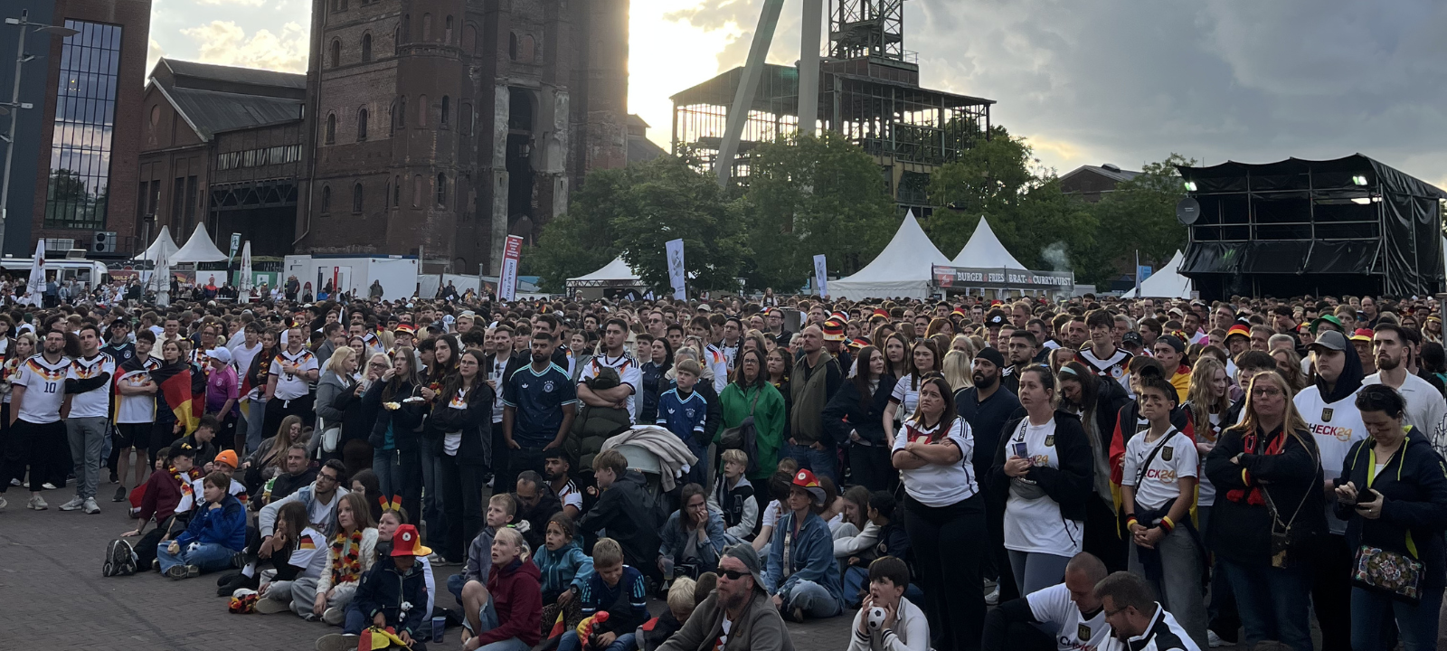 Tausende Fans verfolgten das erste WM-Spiel der Deutschen Nationalmannschaft gegen Curacao beim Public Viewing in der Arena auf Ewald in Herten.