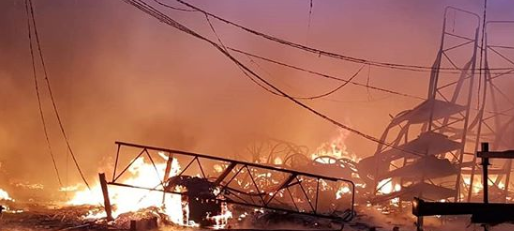 Letzte Löscharbeiten bei Großbrand von Baumarkt-Lager