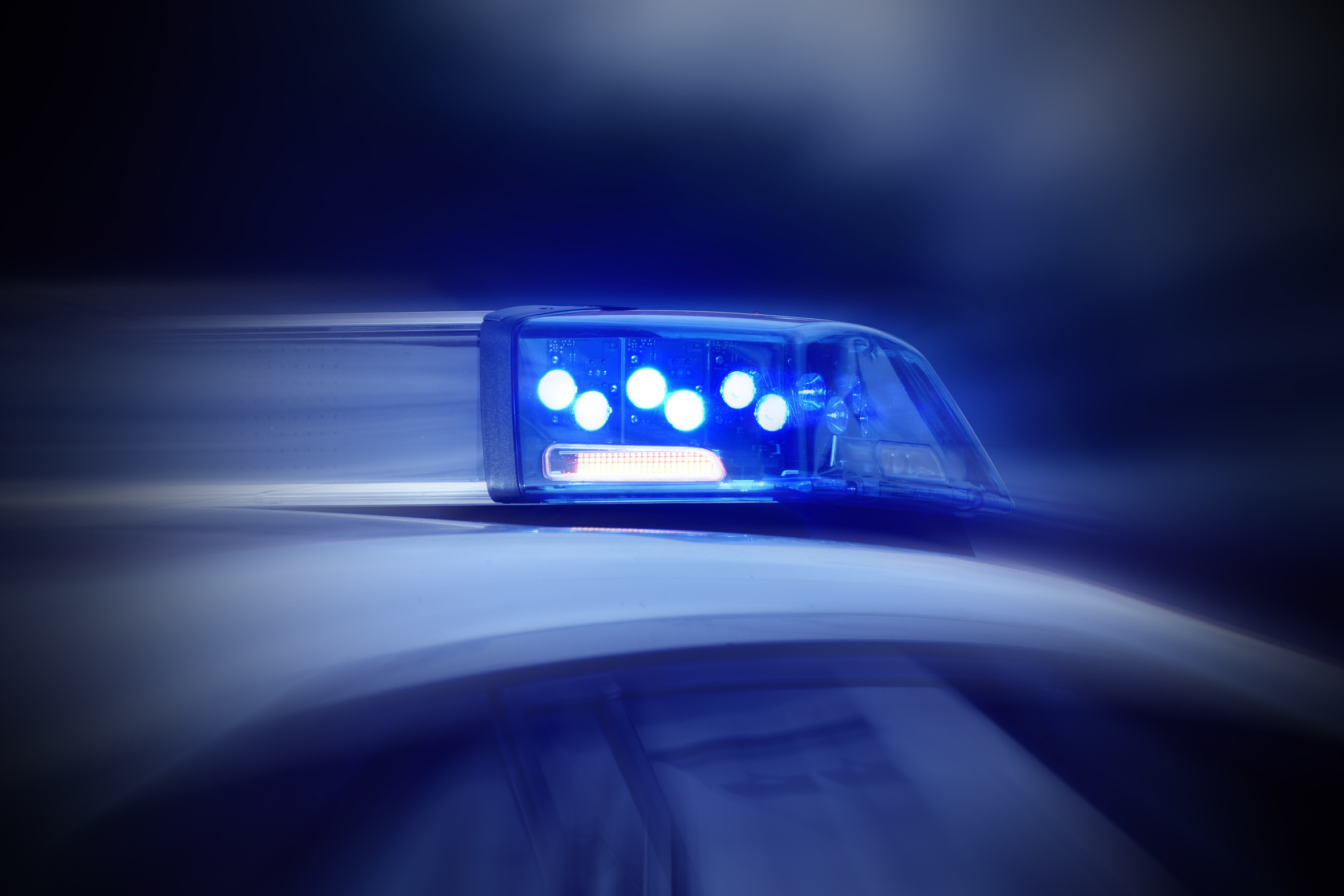 Polizeiauto mit eingeschaltetem Blaulicht in Nahaufnahme (Symbolbild). 
Bei Verwendung in Social Media muss die Bildquelle am Bild genannt werden; bei Verwendung als Nachrichtenbild spielt das System diese automatisch mit aus.