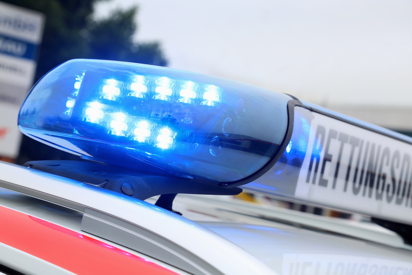 Blaulicht an einem Rettungswagen (Symbolbild). 
Bei Verwendung in Social Media muss die Bildquelle am Bild genannt werden; bei Verwendung als Nachrichtenbild spielt das System diese automatisch mit aus.
