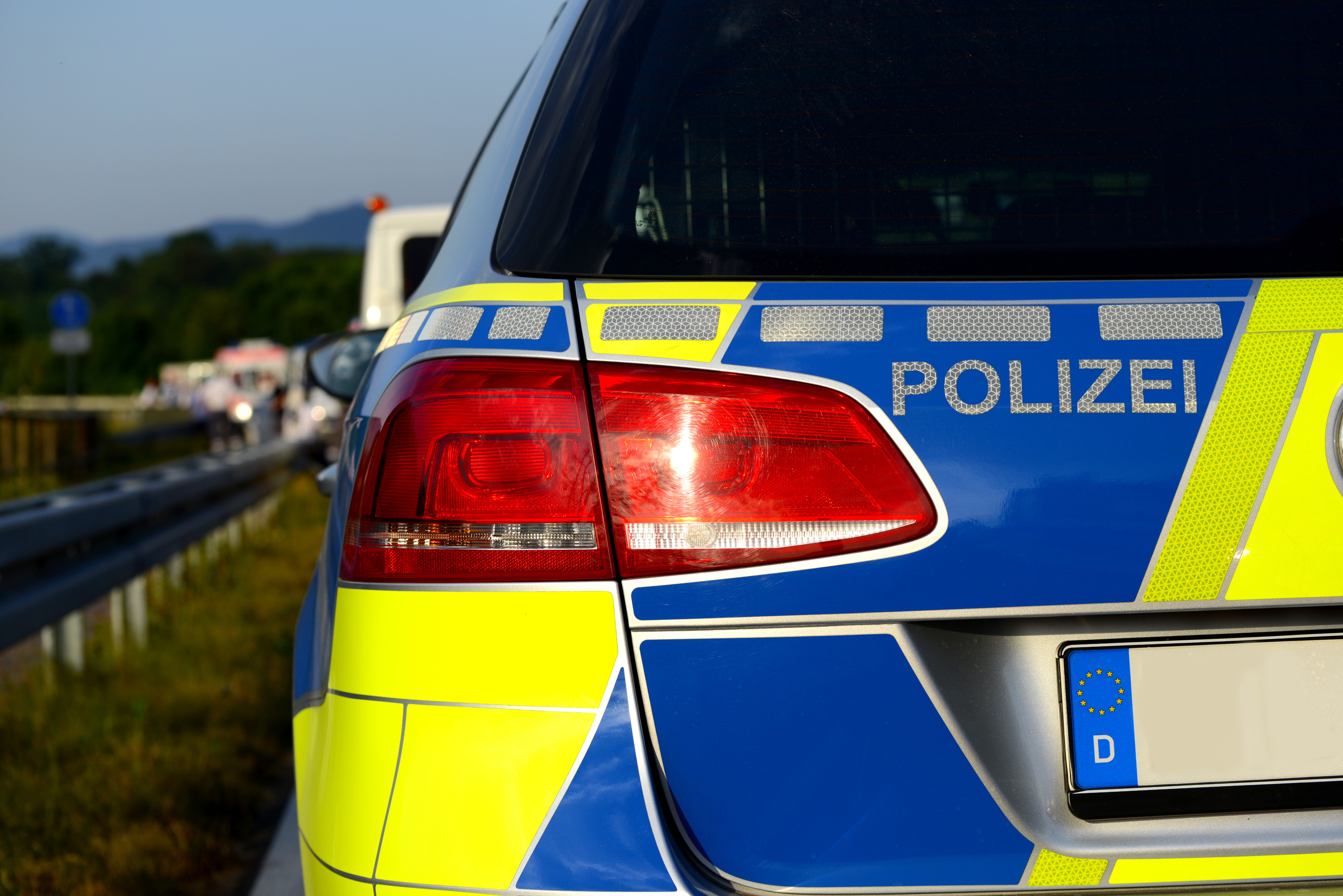 Ein Einsatzfahrzeug der Polizei (Symbolbild).
Bei Verwendung in Social Media muss die Bildquelle am Bild genannt werden; bei Verwendung als Nachrichtenbild spielt das System diese automatisch mit aus.