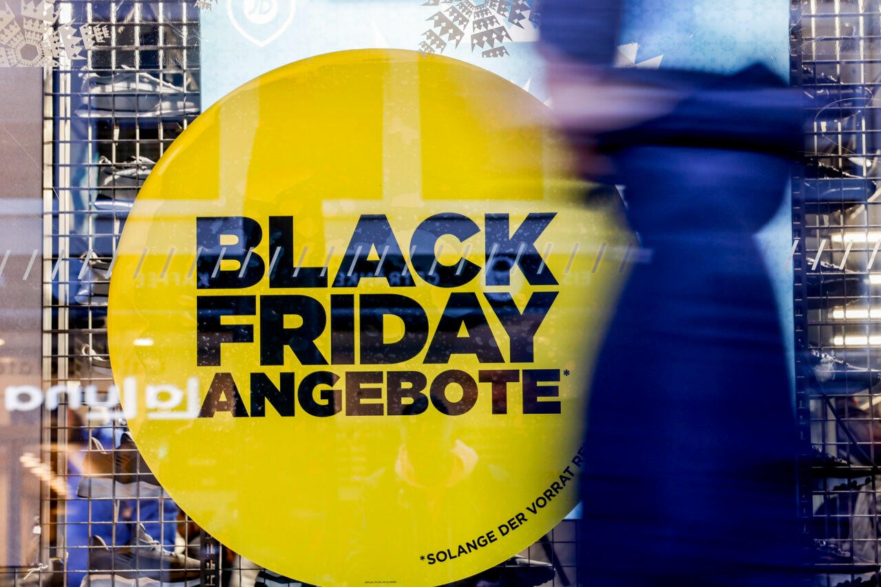 Besucher der Kieler Innenstadt besuchen Ladengeschäfte, die für den Black Friday werben. Die Deutsche Umwelthilfe hat den Handel aufgerufen, Rabatt-Tage wie den Black Friday (24. November) und den Cyber Monday (27. November) abzuschaffen. (zu dpa «Vor Black Friday: Umwelthilfe fordert Abschaffung des Rabatt-Tags»)