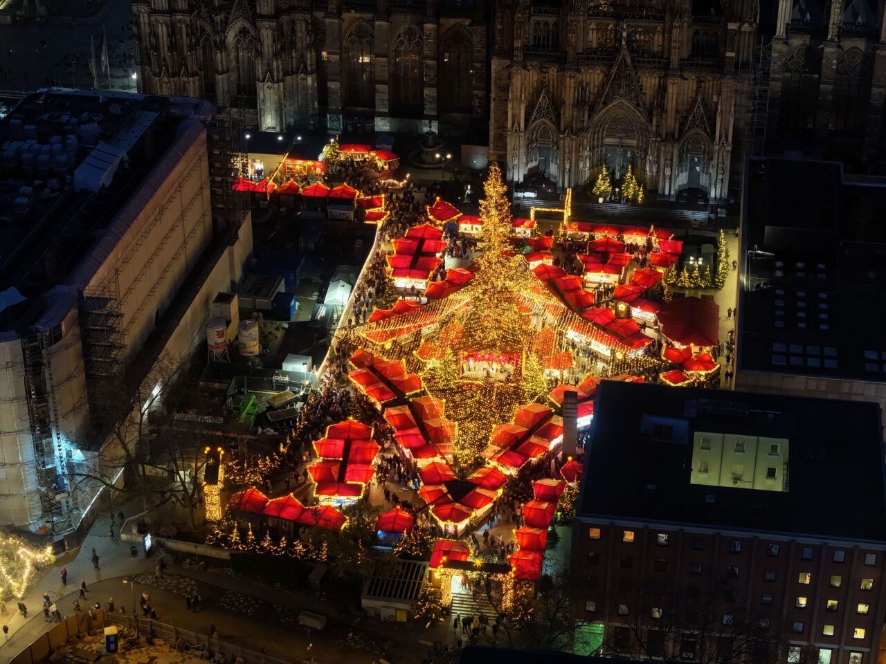 Weihnachtsmarkt am Kölner Dom bei Nacht (Luftaufnahme mit einer Drohne) 