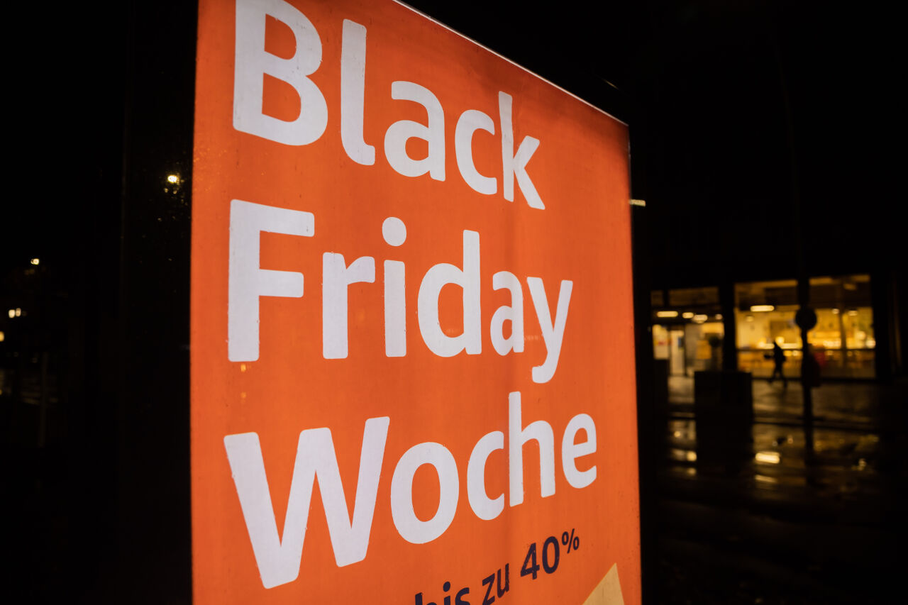 Die Black-Friday-Reklame eines Online-Versandhändlers an der Bundesallee. 