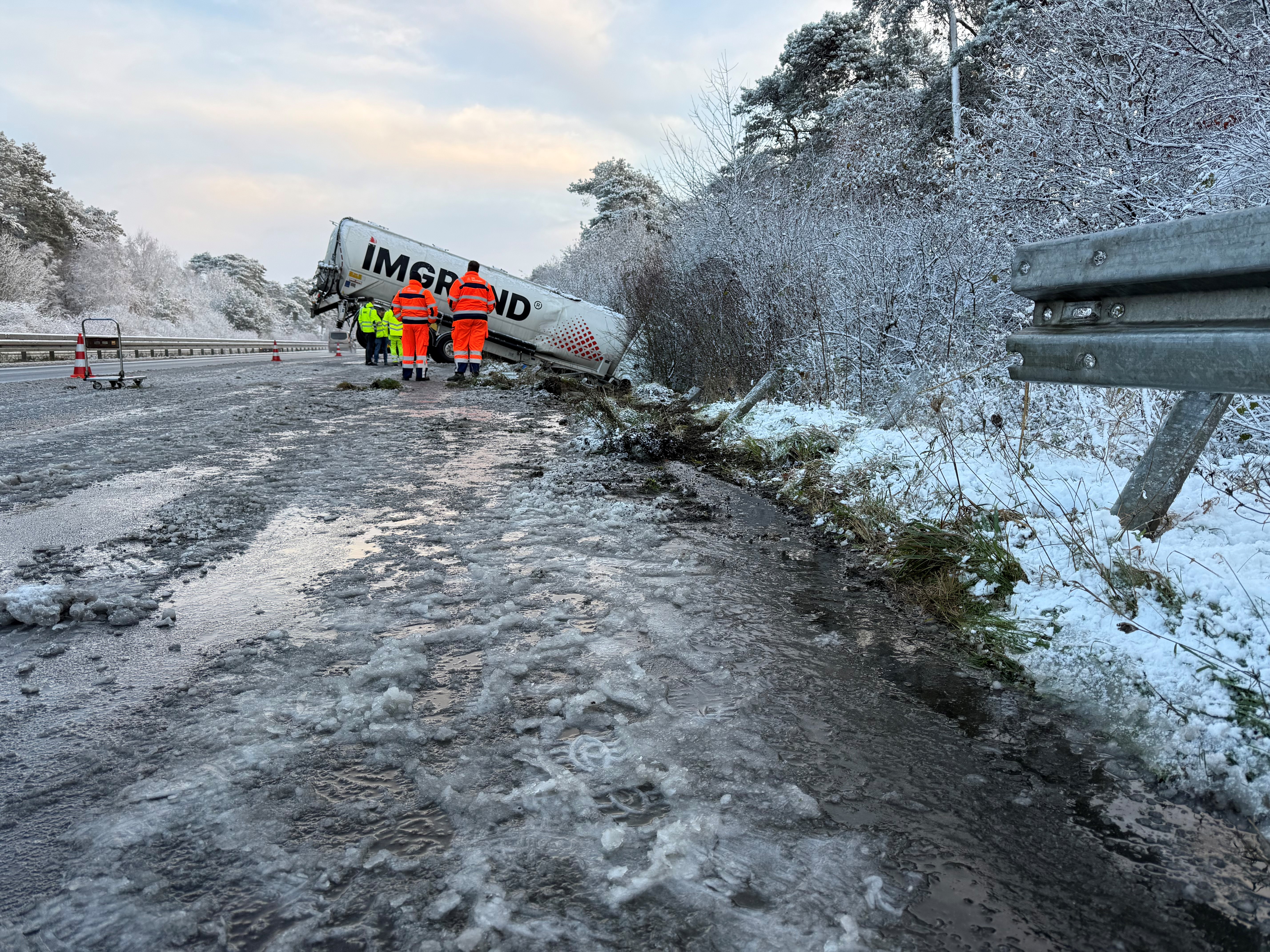 Der LKW rutschte bei Dorsten auf glatter Fahrbahn von der A31 in den Graben.