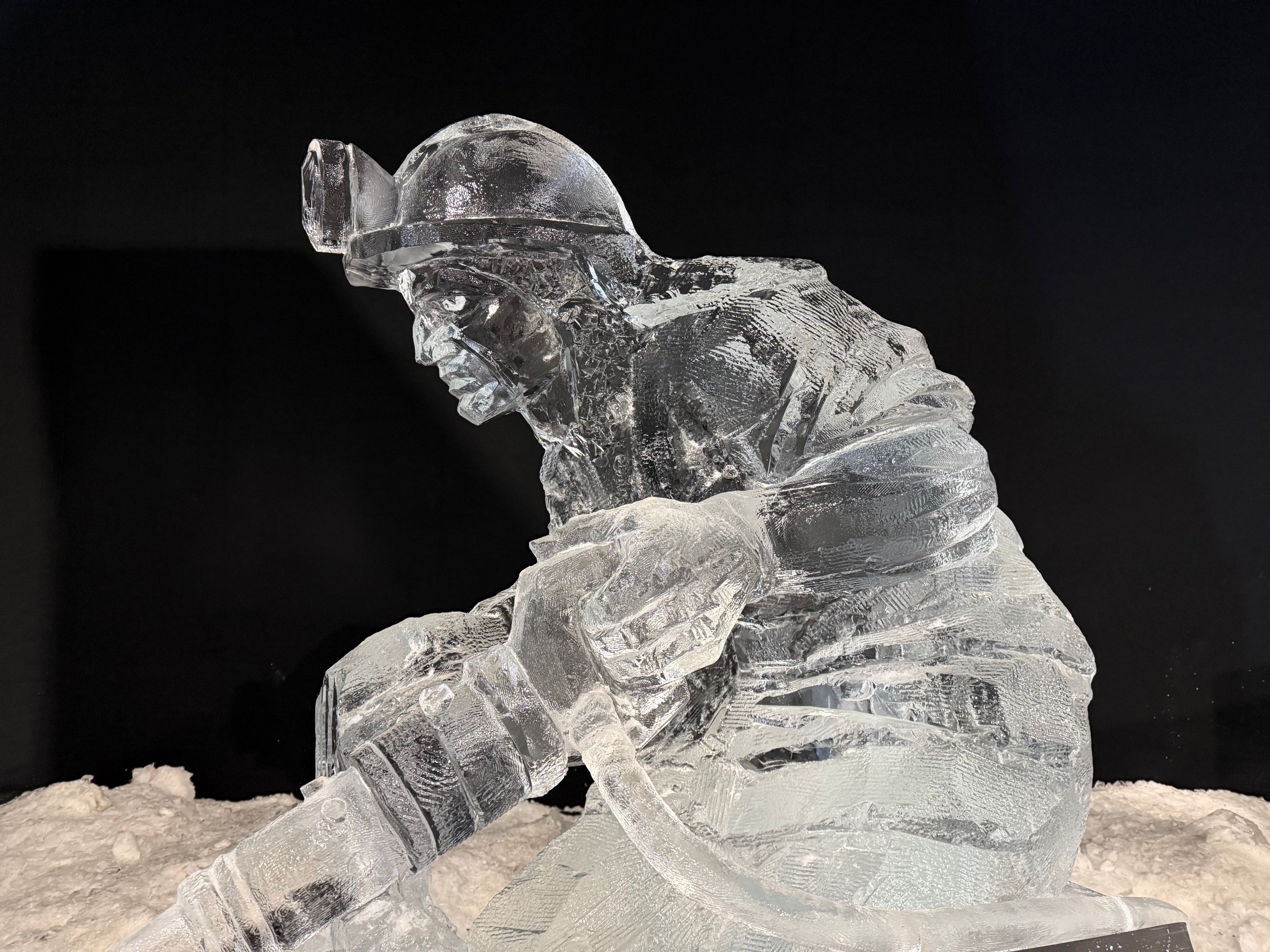 Die Eisskulptur eines Bergmannes in der Eiswelt in Oberhausen. 
