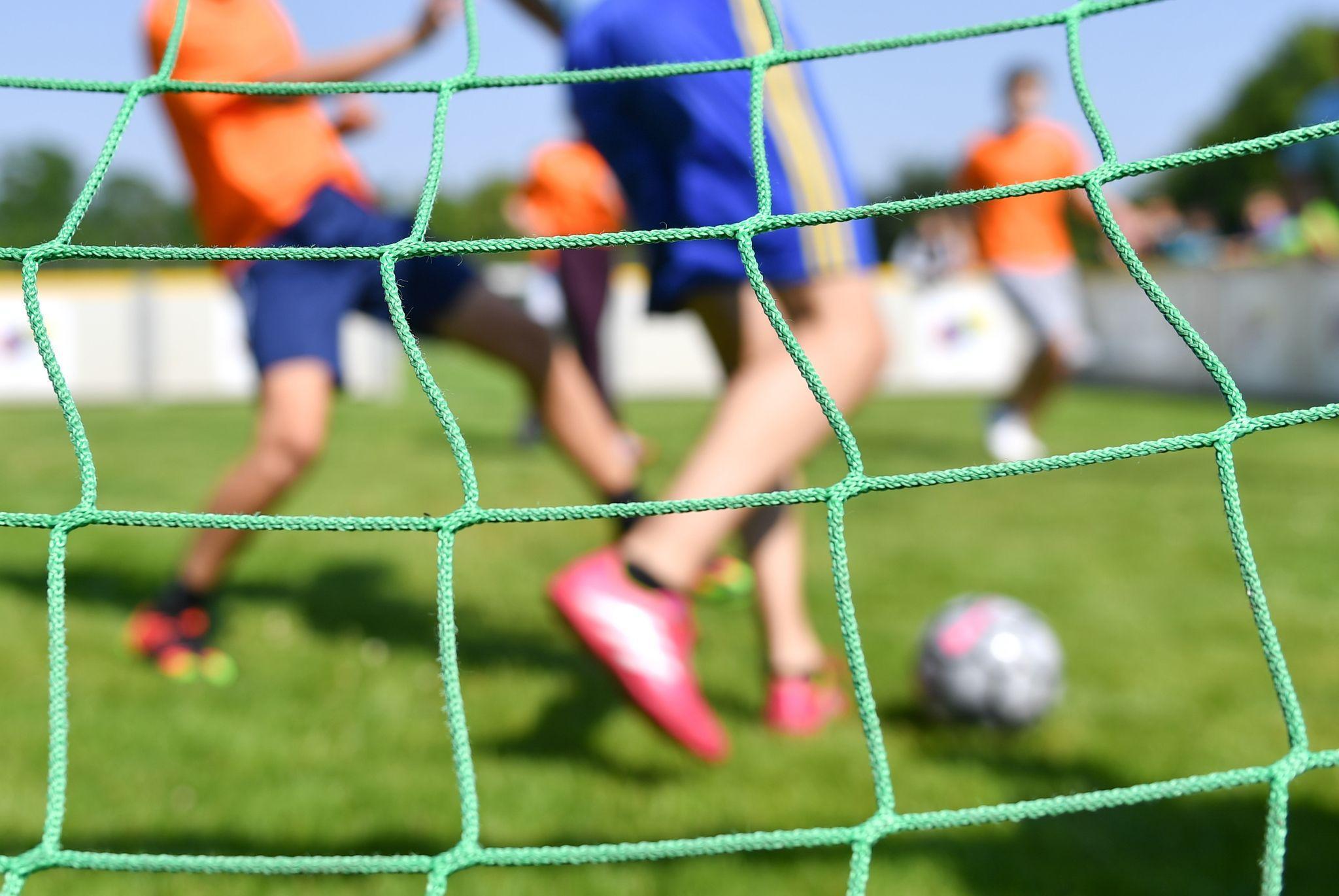Männer spielen Fußball