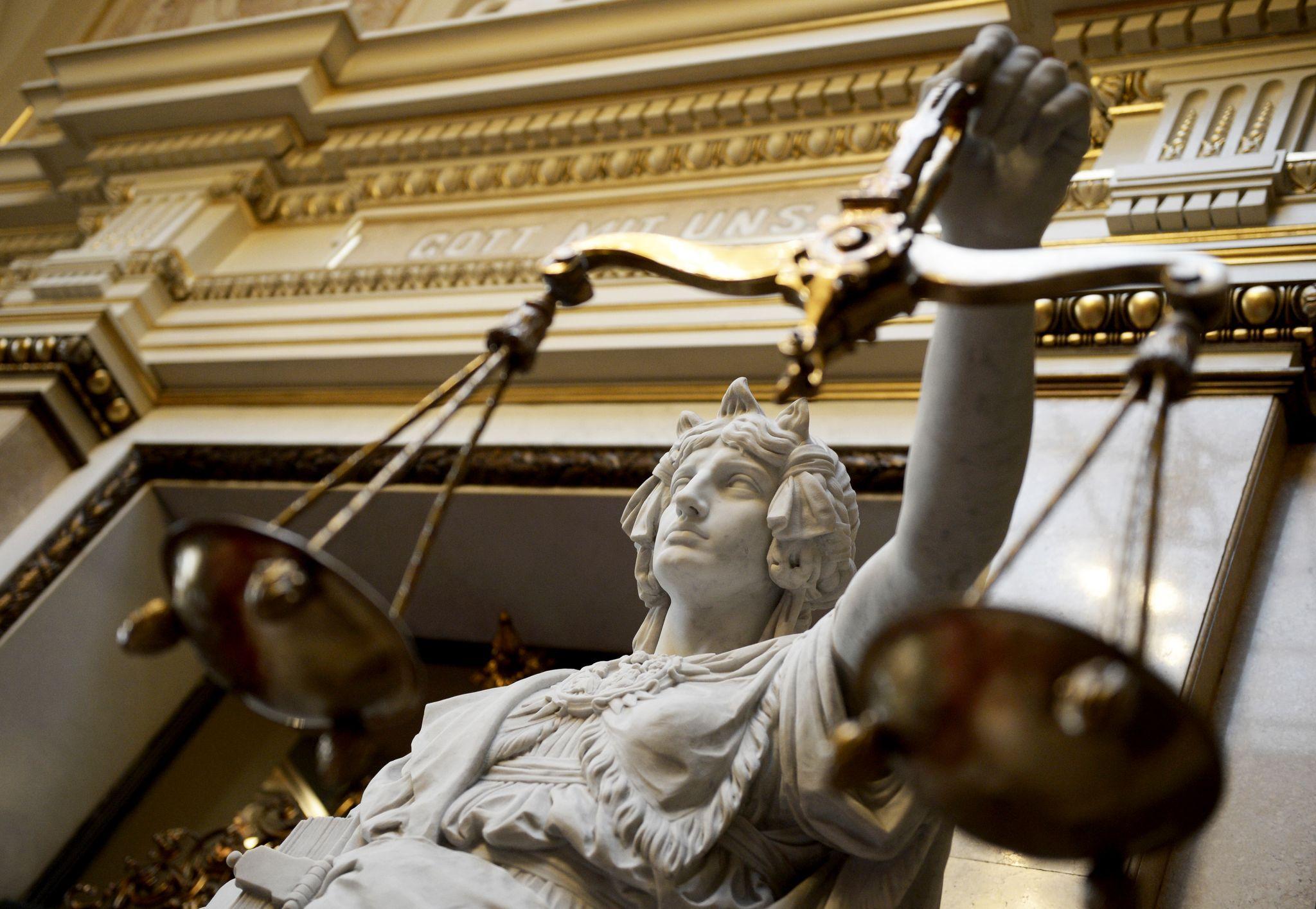 Eine Statue der römischen Göttin der Gerechtigkeit, Justitia