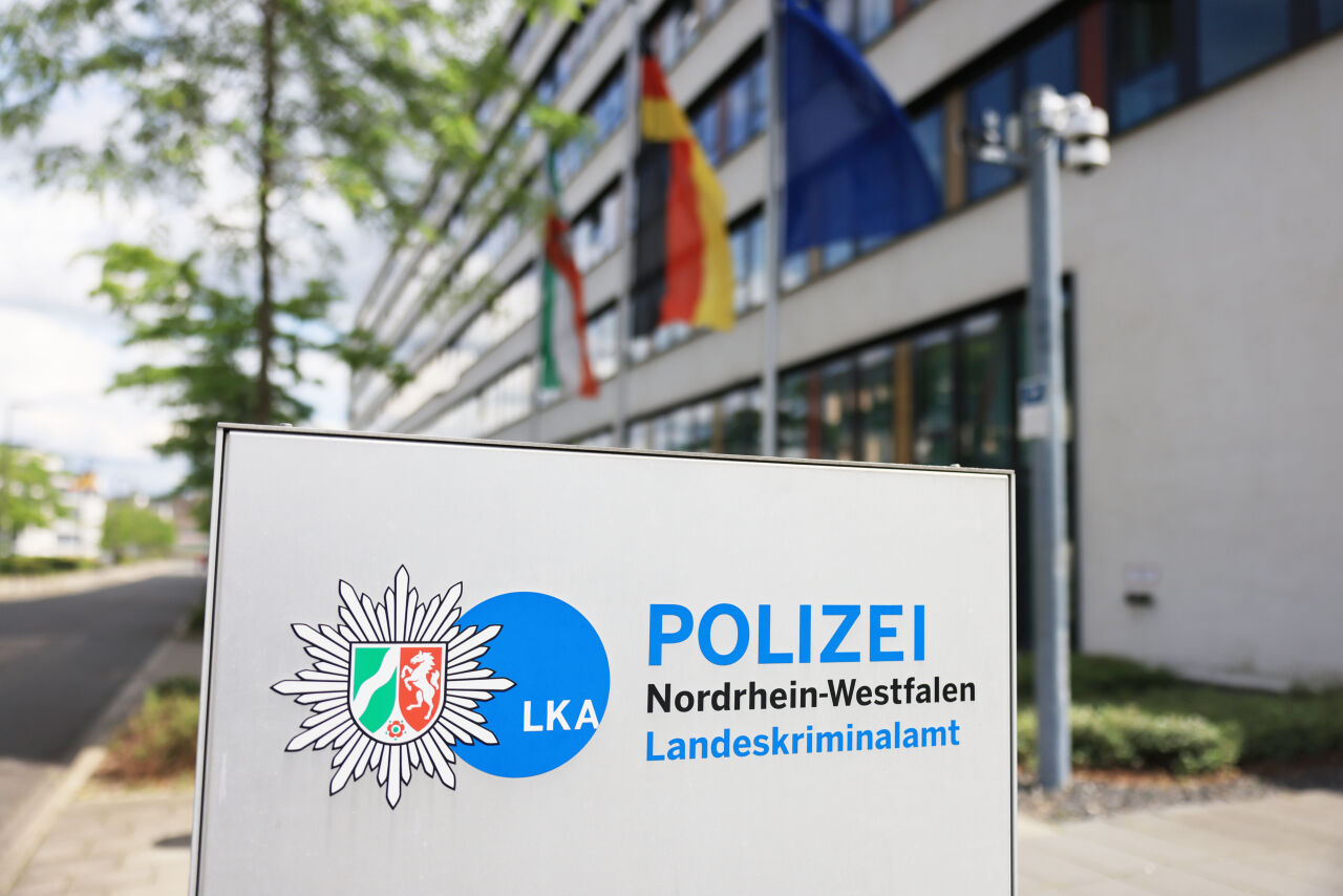 Ein Schild des LKA NRW vor dem zuständigen Gebäude