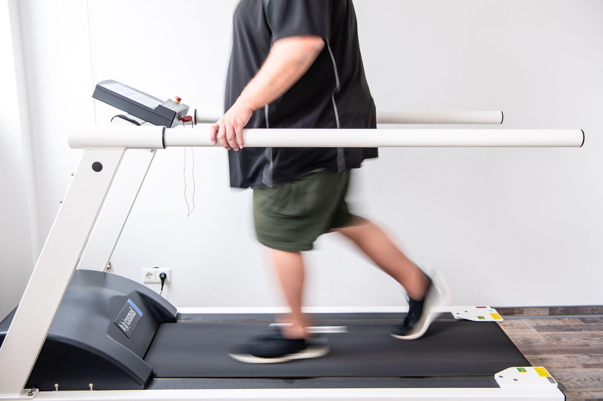 Ein Mann trainiert auf einem Laufband