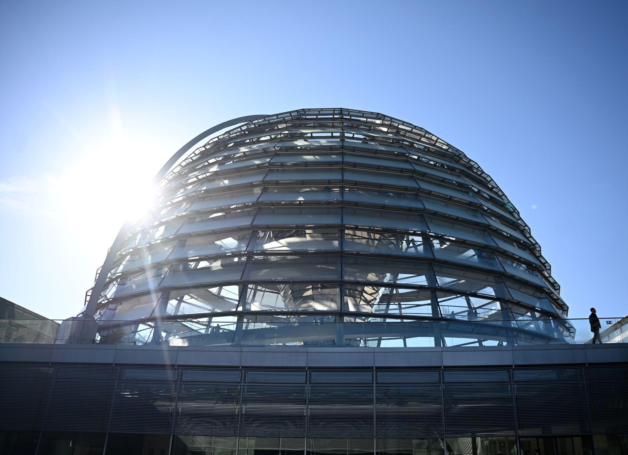Der Bundestag mit seiner gläsernen Kuppel als Wahrzeichen